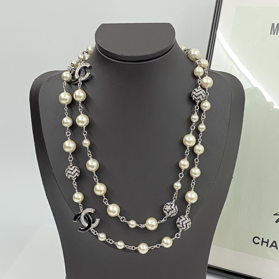 Chanel Necklace with White Pearls and Crystal CC Logo, Elegant Sweater Chain 2 i1727585844 2750 0