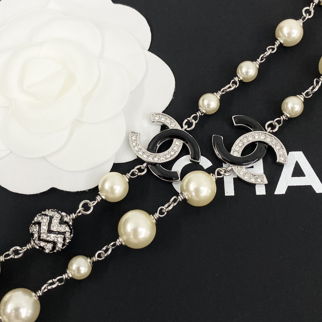 Chanel Necklace with White Pearls and Crystal CC Logo, Elegant Sweater Chain 5 i1727585844 6155 2
