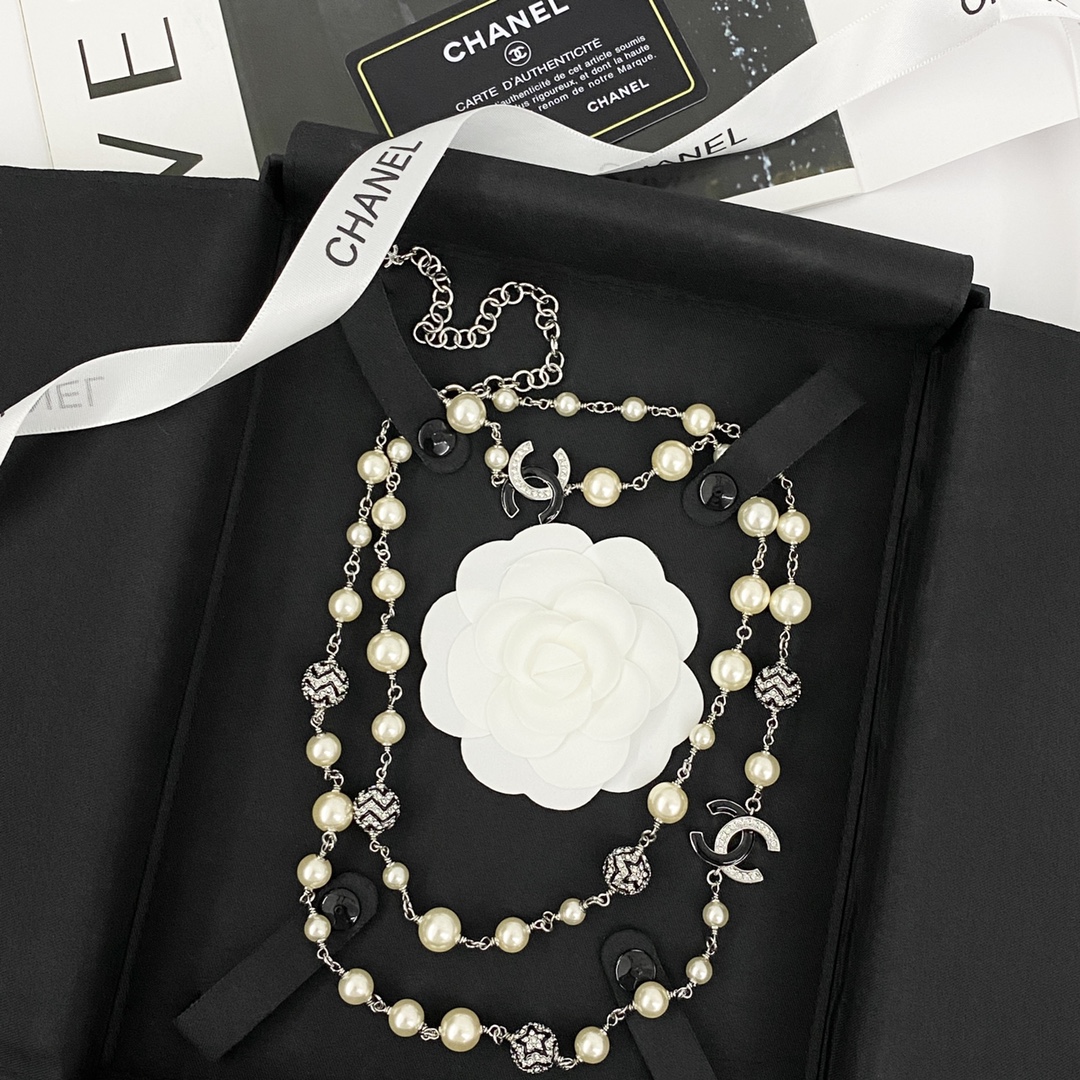 Chanel Necklace with White Pearls and Crystal CC Logo, Elegant Sweater Chain 9 i1727585844 680 5