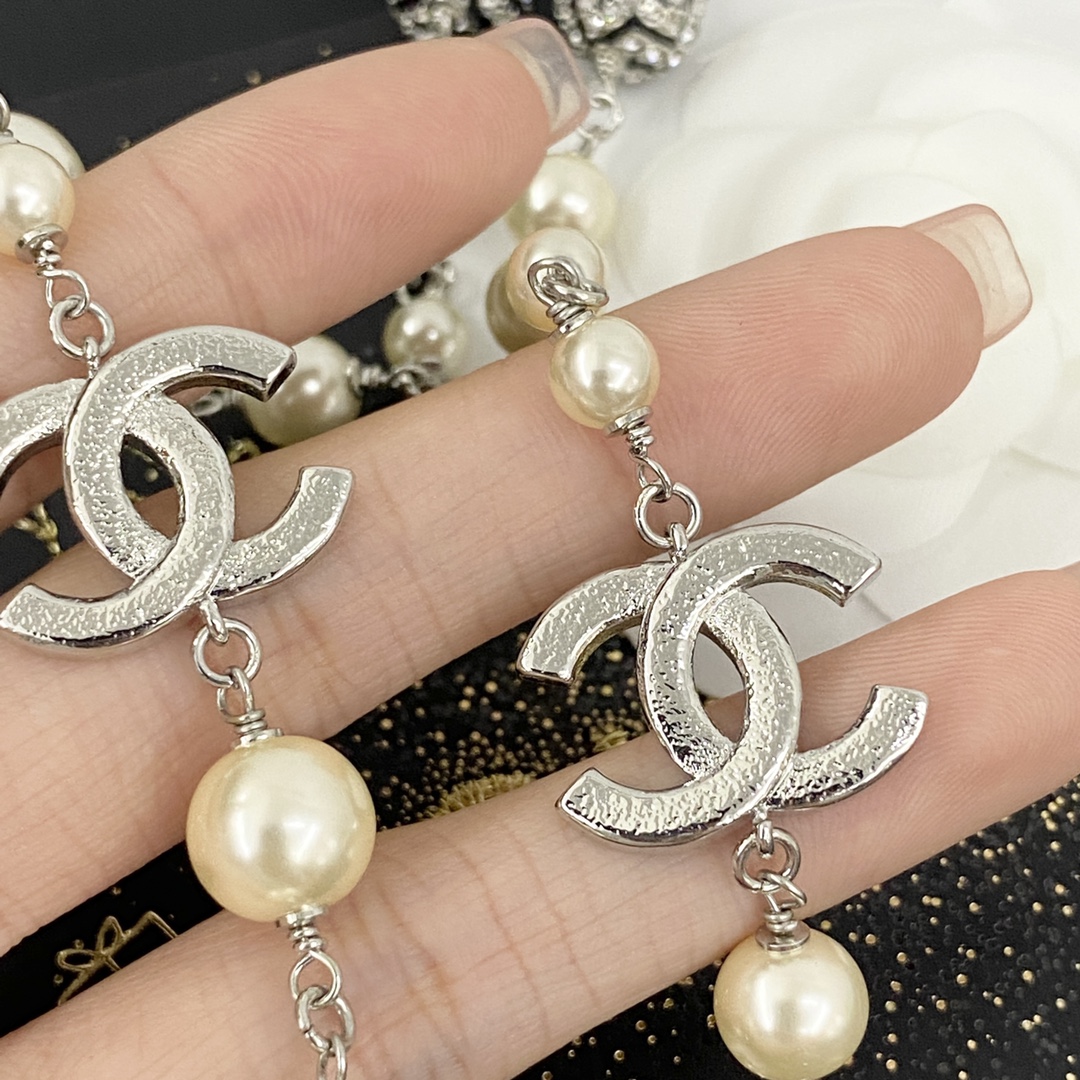 Chanel Necklace with White Pearls and Crystal CC Logo, Elegant Sweater Chain 8 i1727585844 6906 4
