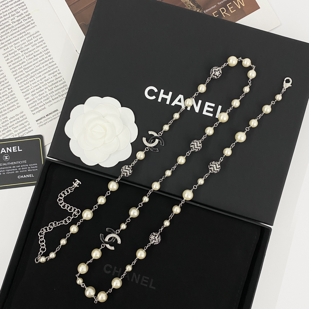 Chanel Necklace with White Pearls and Crystal CC Logo, Elegant Sweater Chain 4 i1727585844 7076 1