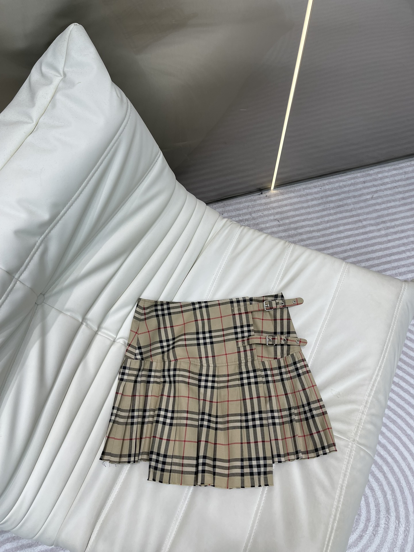 NO:308045,Burberr*25 new Vintage plaid irregular high waist pleated skirt worsted skirt!  The outer layer is made of Scottish wool, which is skin-friendly and comfortable!  The delicate and textured feel, and the imitation of pure wool brings not only physical enjoyment, but also visually illuminates the eyes. You can tell at a glance that it is quite extraordinary!  This one is really beautiful, so beautiful, so slimming, and the most classic bur check style, plus irregular length design and the texture of the belt with adjustable waist circumference on the right are all very top-notch. It’s too good to see!  At first glance, it looks like it is only two advanced words!  This skirt’s classic plaid color scheme is really unique and high-end!  !  The color matching is instantly matched without the need for the upper body. The texture is astonishing as the A-line high-waist skirt!  It makes you look thinner and taller and more noble!  S-XL, burberry, skirts, alexander wang19860909Burberr*25新款Vintage 格纹不规则高腰百褶裙精纺短裙！外层选用的苏格兰羊毛精仿而成,亲肤感舒适感都爆表！手感细腻有质感、精仿纯羊毛带来不仅仅身体上的享受,视觉上更是让人眼前一亮.一看就知道相当之不凡！这款真的太美了太好看太显瘦显腿长、最经典的bur格纹款式、加上不规则长短设计以及右边可调节腰围的腰带质感都是非常顶级的好看到过分了！一眼看上去感觉就只有两个字高级！这个裙子经典格纹配色真的特别个性又高级！！不需要上身就被配色秒到 质感惊艳到A字高腰裙！显瘦显高更显高贵贵！ 码数S-XL,,burberry,skirts,alexander wang,Women's clothing