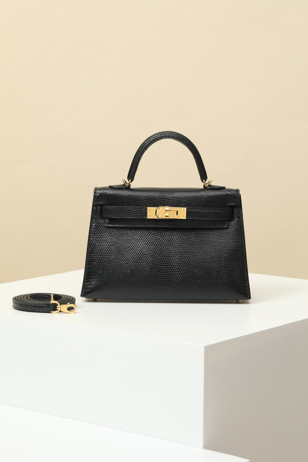 Hermes Kelly Bolsos de mano Bolsos cruzados y bandoleras Negro Oro Mini