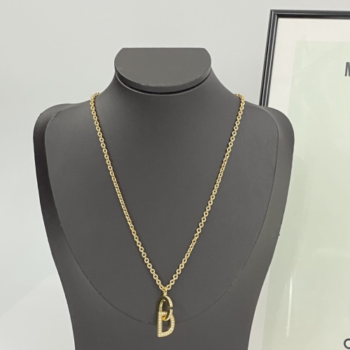 Collier DIOR avec Pendentif Lettre en Strass - Élégance et Raffinement 1 Collier DIOR avec Pendentif Lettre en Strass - Élégance et Raffinement