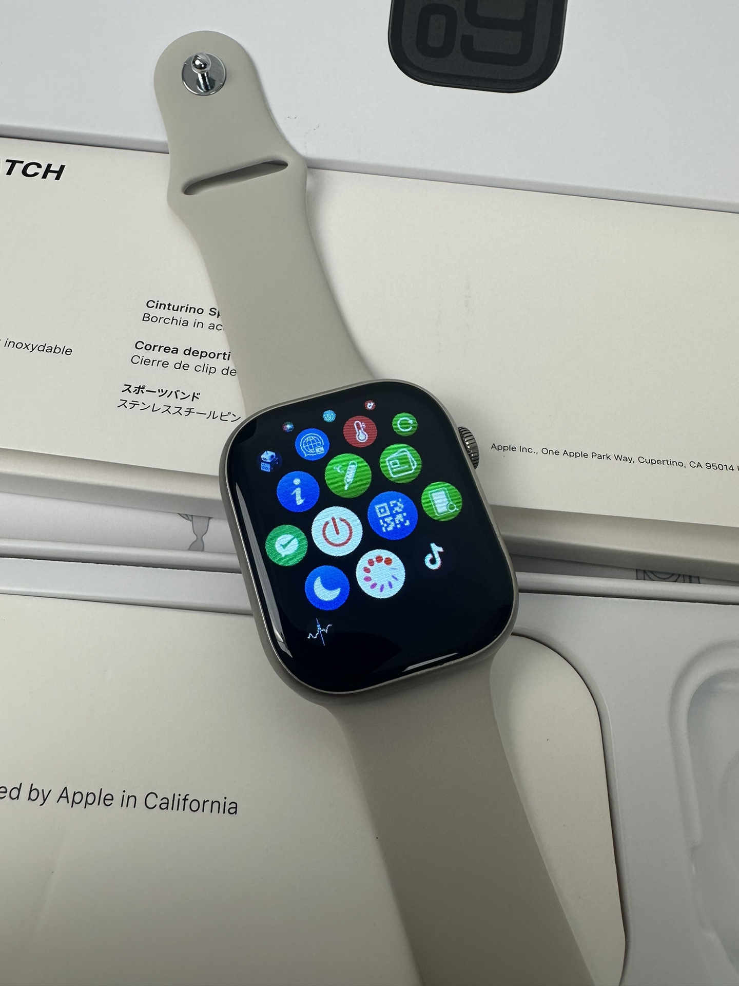 218💰玫瑰金色
苹果最新发布Apple Watch Series10

改朝换戴 S10全新升级9.3毫米超薄机身 46mm表盘 还原原装数据
采用LTPO原装屏幕 120HZ超高刷新率 钛金属材质 边框后盖机身一体成型 白色旋钮线圈 双蜂窝扬声器 后盖带天线圈 细节全部对标原装❗️
升级3D视觉动效 重力感应IU界面 
超多功能 微信支付宝双支付 离线支付 本地相册 电子书 录音 本地音乐 可独立连接蓝牙耳机 健身运动不带手机 非常方便
灵动岛 熄屏壁纸 抬手亮屏 24小时语音备忘录 
心率监测 体能训练 健身记录 运动记录 睡眠检测 血氧 血压 压力 天气 闹钟 梅脱 日历 计时器 计算机 秒表 指南针 通讯录 语音助手 NFC信息提示等超多功能 各位到手可慢慢发掘
标配：无线充电线 手表 硅胶表带 说明书 原装包装 专用打包盒 
