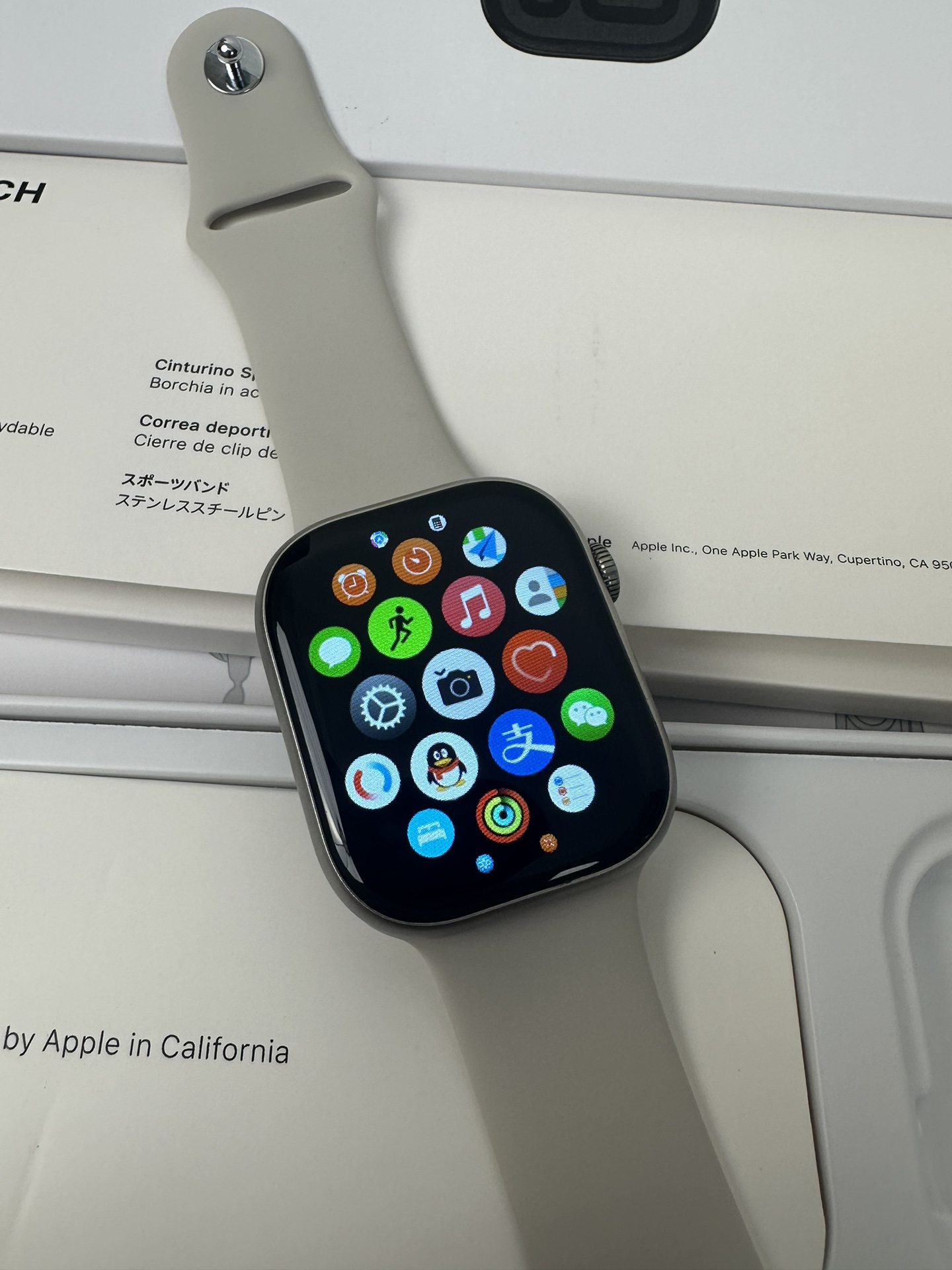 218💰玫瑰金色
苹果最新发布Apple Watch Series10

改朝换戴 S10全新升级9.3毫米超薄机身 46mm表盘 还原原装数据
采用LTPO原装屏幕 120HZ超高刷新率 钛金属材质 边框后盖机身一体成型 白色旋钮线圈 双蜂窝扬声器 后盖带天线圈 细节全部对标原装❗️
升级3D视觉动效 重力感应IU界面 
超多功能 微信支付宝双支付 离线支付 本地相册 电子书 录音 本地音乐 可独立连接蓝牙耳机 健身运动不带手机 非常方便
灵动岛 熄屏壁纸 抬手亮屏 24小时语音备忘录 
心率监测 体能训练 健身记录 运动记录 睡眠检测 血氧 血压 压力 天气 闹钟 梅脱 日历 计时器 计算机 秒表 指南针 通讯录 语音助手 NFC信息提示等超多功能 各位到手可慢慢发掘
标配：无线充电线 手表 硅胶表带 说明书 原装包装 专用打包盒 
