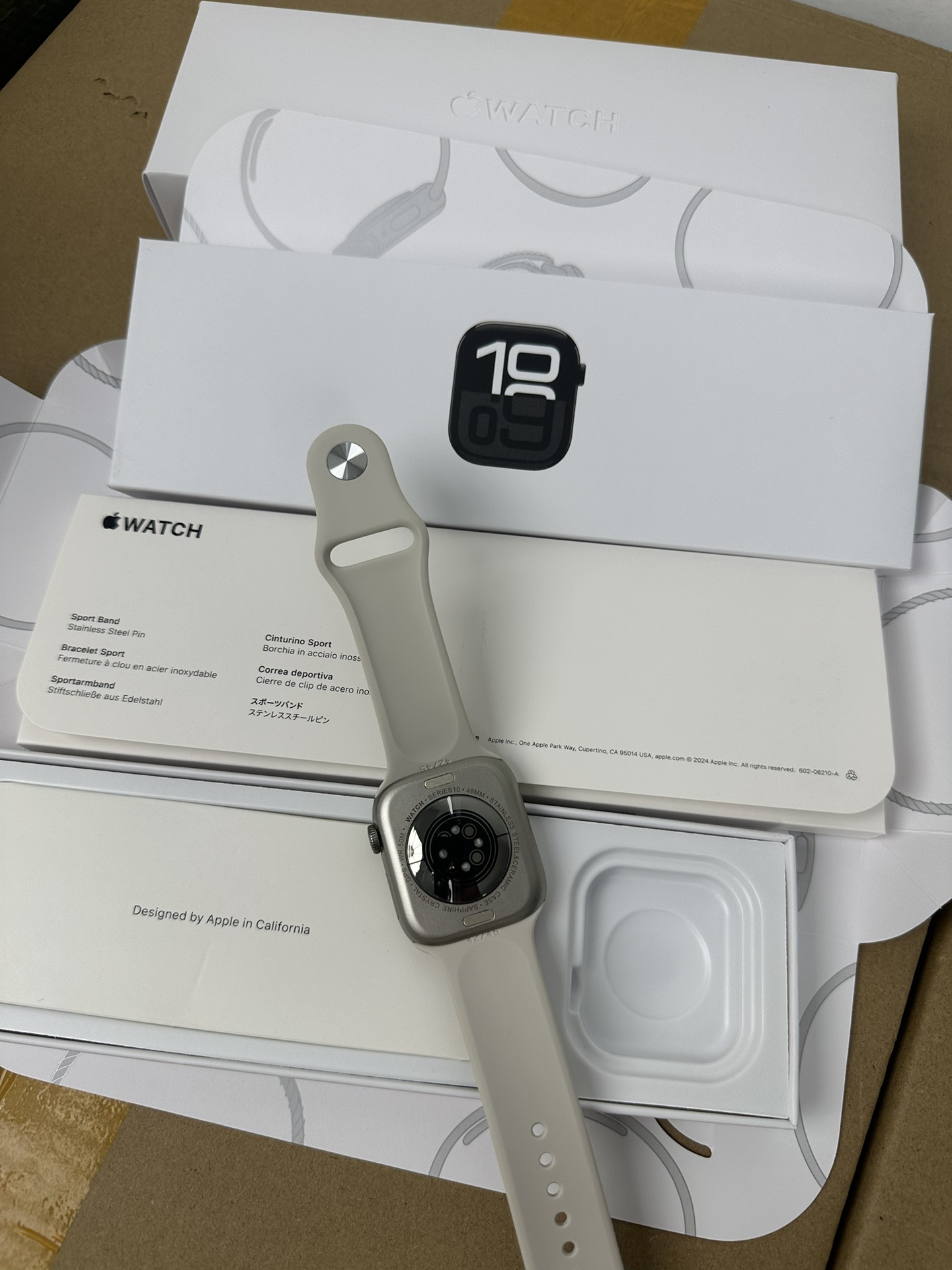 218💰玫瑰金色
苹果最新发布Apple Watch Series10

改朝换戴 S10全新升级9.3毫米超薄机身 46mm表盘 还原原装数据
采用LTPO原装屏幕 120HZ超高刷新率 钛金属材质 边框后盖机身一体成型 白色旋钮线圈 双蜂窝扬声器 后盖带天线圈 细节全部对标原装❗️
升级3D视觉动效 重力感应IU界面 
超多功能 微信支付宝双支付 离线支付 本地相册 电子书 录音 本地音乐 可独立连接蓝牙耳机 健身运动不带手机 非常方便
灵动岛 熄屏壁纸 抬手亮屏 24小时语音备忘录 
心率监测 体能训练 健身记录 运动记录 睡眠检测 血氧 血压 压力 天气 闹钟 梅脱 日历 计时器 计算机 秒表 指南针 通讯录 语音助手 NFC信息提示等超多功能 各位到手可慢慢发掘
标配：无线充电线 手表 硅胶表带 说明书 原装包装 专用打包盒 
