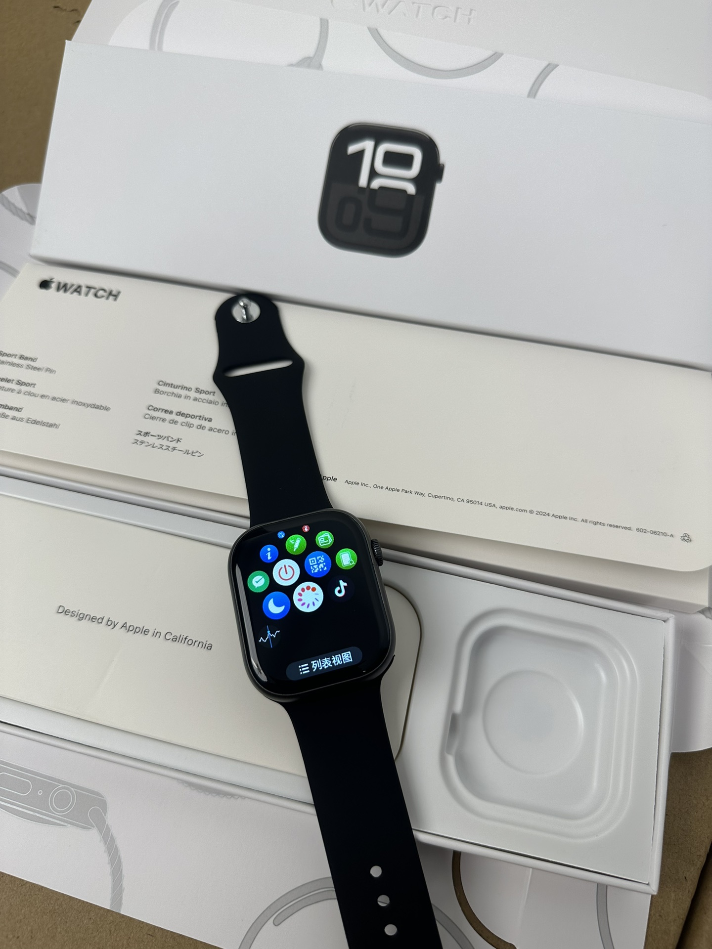 218💰午夜黑色
苹果最新发布Apple Watch Series10

改朝换戴 S10全新升级9.3毫米超薄机身 46mm表盘 还原原装数据
采用LTPO原装屏幕 120HZ超高刷新率 钛金属材质 边框后盖机身一体成型 白色旋钮线圈 双蜂窝扬声器 后盖带天线圈 细节全部对标原装❗️
升级3D视觉动效 重力感应IU界面 
超多功能 微信支付宝双支付 离线支付 本地相册 电子书 录音 本地音乐 可独立连接蓝牙耳机 健身运动不带手机 非常方便
灵动岛 熄屏壁纸 抬手亮屏 24小时语音备忘录 
心率监测 体能训练 健身记录 运动记录 睡眠检测 血氧 血压 压力 天气 闹钟 梅脱 日历 计时器 计算机 秒表 指南针 通讯录 语音助手 NFC信息提示等超多功能 各位到手可慢慢发掘
标配：无线充电线 手表 硅胶表带 说明书 原装包装 专用打包盒 
