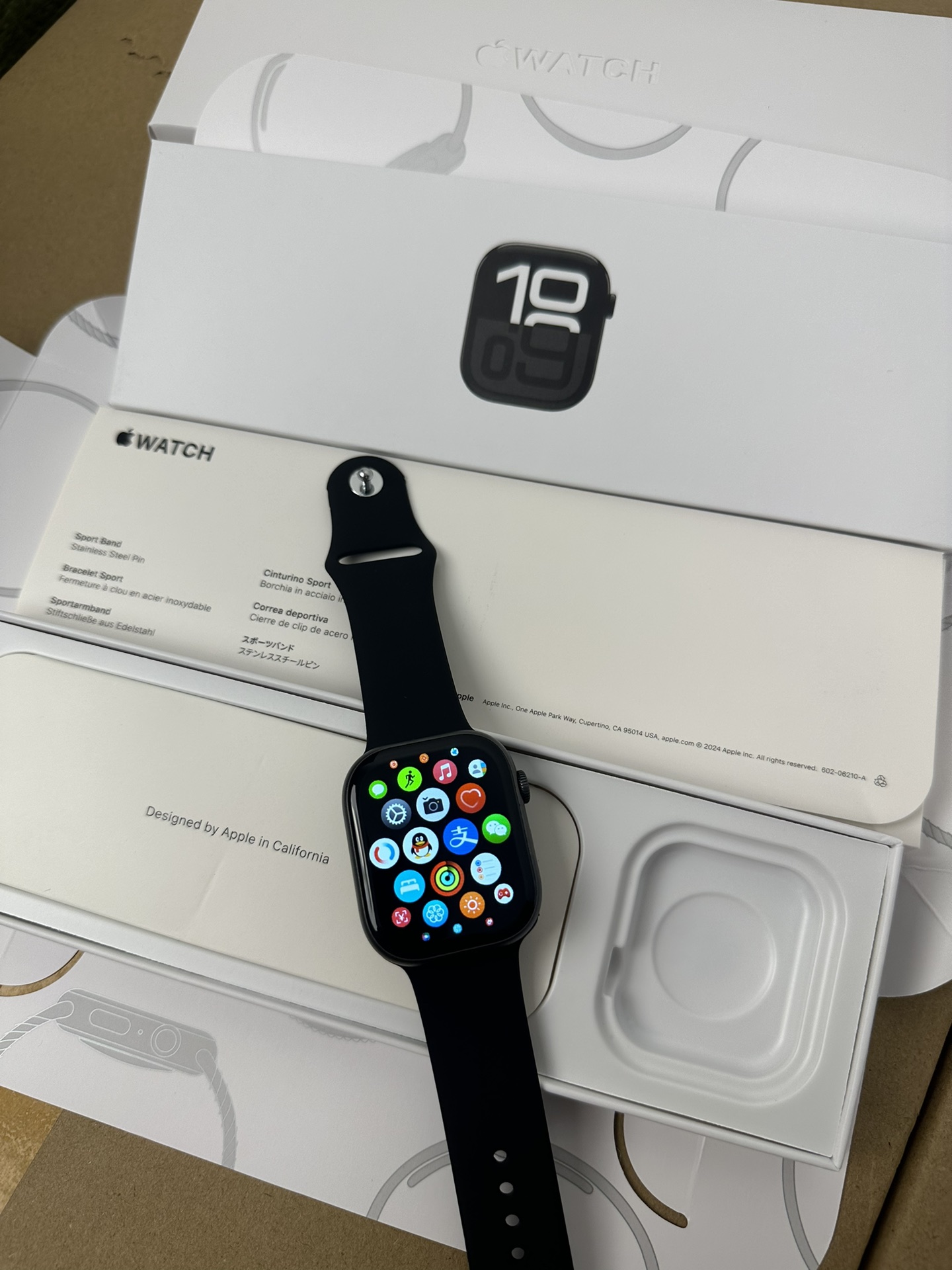 218💰午夜黑色
苹果最新发布Apple Watch Series10

改朝换戴 S10全新升级9.3毫米超薄机身 46mm表盘 还原原装数据
采用LTPO原装屏幕 120HZ超高刷新率 钛金属材质 边框后盖机身一体成型 白色旋钮线圈 双蜂窝扬声器 后盖带天线圈 细节全部对标原装❗️
升级3D视觉动效 重力感应IU界面 
超多功能 微信支付宝双支付 离线支付 本地相册 电子书 录音 本地音乐 可独立连接蓝牙耳机 健身运动不带手机 非常方便
灵动岛 熄屏壁纸 抬手亮屏 24小时语音备忘录 
心率监测 体能训练 健身记录 运动记录 睡眠检测 血氧 血压 压力 天气 闹钟 梅脱 日历 计时器 计算机 秒表 指南针 通讯录 语音助手 NFC信息提示等超多功能 各位到手可慢慢发掘
标配：无线充电线 手表 硅胶表带 说明书 原装包装 专用打包盒 
