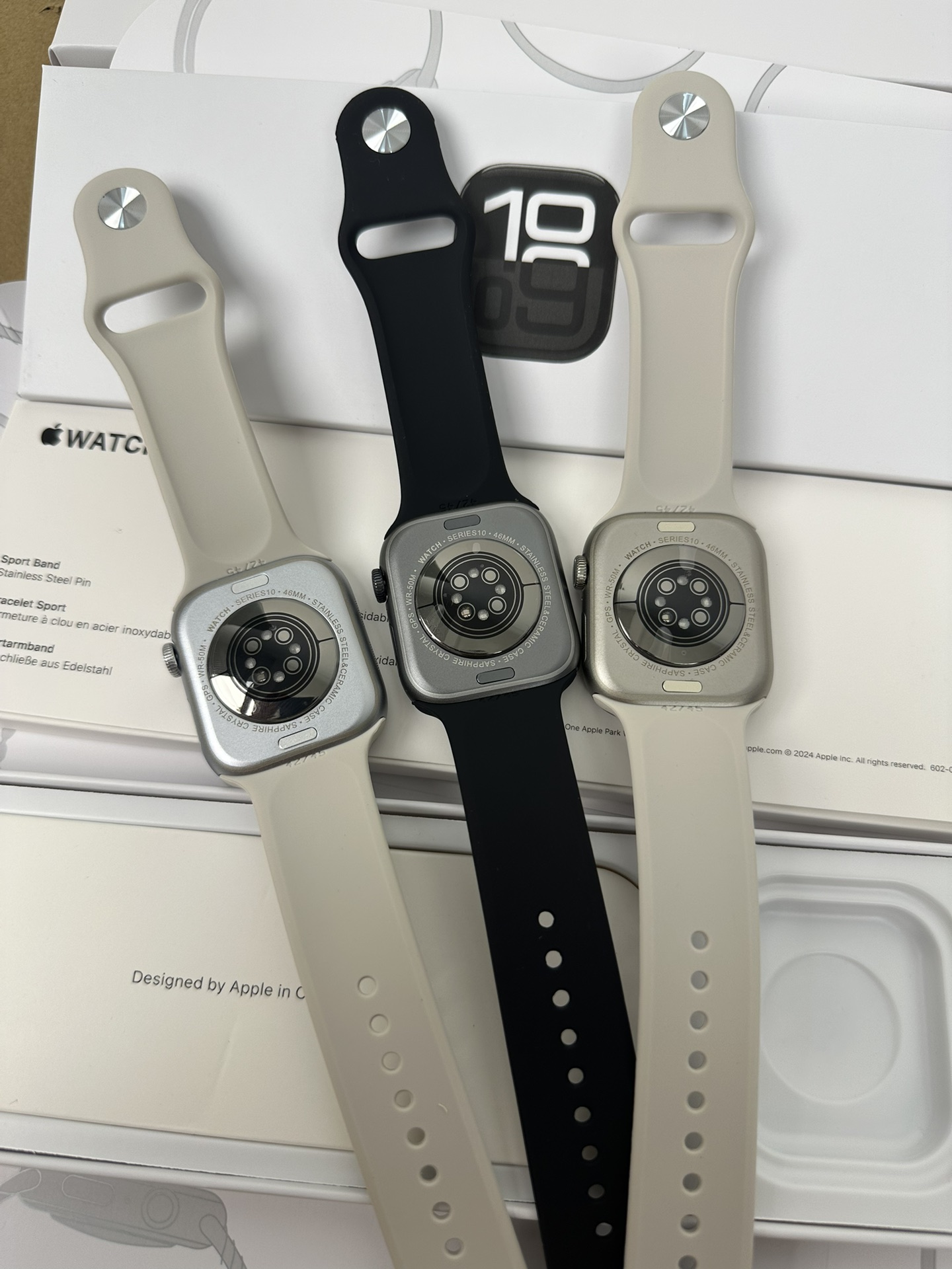 218💰
最新发布Apple Watch Series10

改朝换戴 S10全新升级9.3毫米超薄机身 46mm表盘 还原原装数据
采用LTPO原装屏幕 120HZ超高刷新率 钛金属材质 边框后盖机身一体成型 白色旋钮线圈 双蜂窝扬声器 后盖带天线圈 细节全部对标原装❗️
升级3D视觉动效 重力感应IU界面 
超多功能 微信支付宝双支付 离线支付 本地相册 电子书 录音 本地音乐 可独立连接蓝牙耳机 健身运动不带手机 非常方便
灵动岛 熄屏壁纸 抬手亮屏 24小时语音备忘录 
心率监测 体能训练 健身记录 运动记录 睡眠检测 血氧 血压 压力 天气 闹钟 梅脱 日历 计时器 计算机 秒表 指南针 通讯录 语音助手 NFC信息提示等超多功能 各位到手可慢慢发掘
标配：无线充电线 手表 硅胶表带 说明书 原装包装 专用打包盒 
