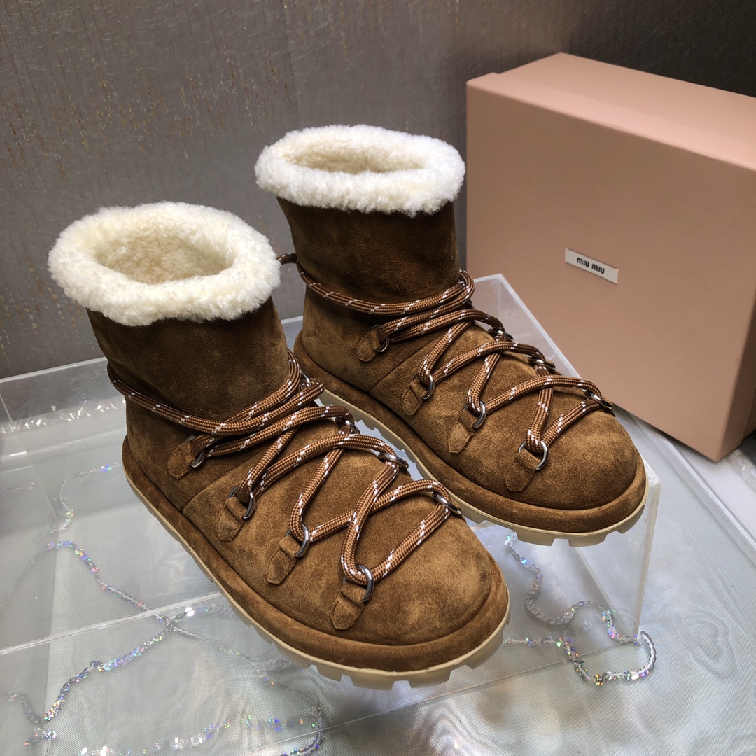 NO:612469,Out ~ MiuMi＊ Miu Miu ss autumn and winter catwalk style, strappy wool short boots, snow boots, fur shoes with strap design are more elegant, especially on the feet, you will not regret it when you close your eyes. Very comfortable and stable on the feet. The combination can be salty or sweet. The upper is imported high mercerized cow, the lining is imported wool, the sole is ZP molded outsole foam sole, the tube height is 14cm, the bottom height is about 2.5cm  Size35-41 [40.41 customized], snow boots, miumiu, boots19860909出～MiuMi＊ 缪缪ss秋冬走秀款 绑带羊毛小短靴雪地靴毛毛鞋搭配绑带设计更显优雅,上脚尤为惊艳到你的一款 闭眼入都是不会后悔·上脚非常舒服超级稳·搭配还是可咸可甜 鞋面进口高丝光牛猄 内里进口羊毛内里 鞋底ZP开模大底发泡底 筒高14cm、底高约2.5cm Size35-41〔40.41定做〕,雪地靴,miumiu,boots,Women's Shoes