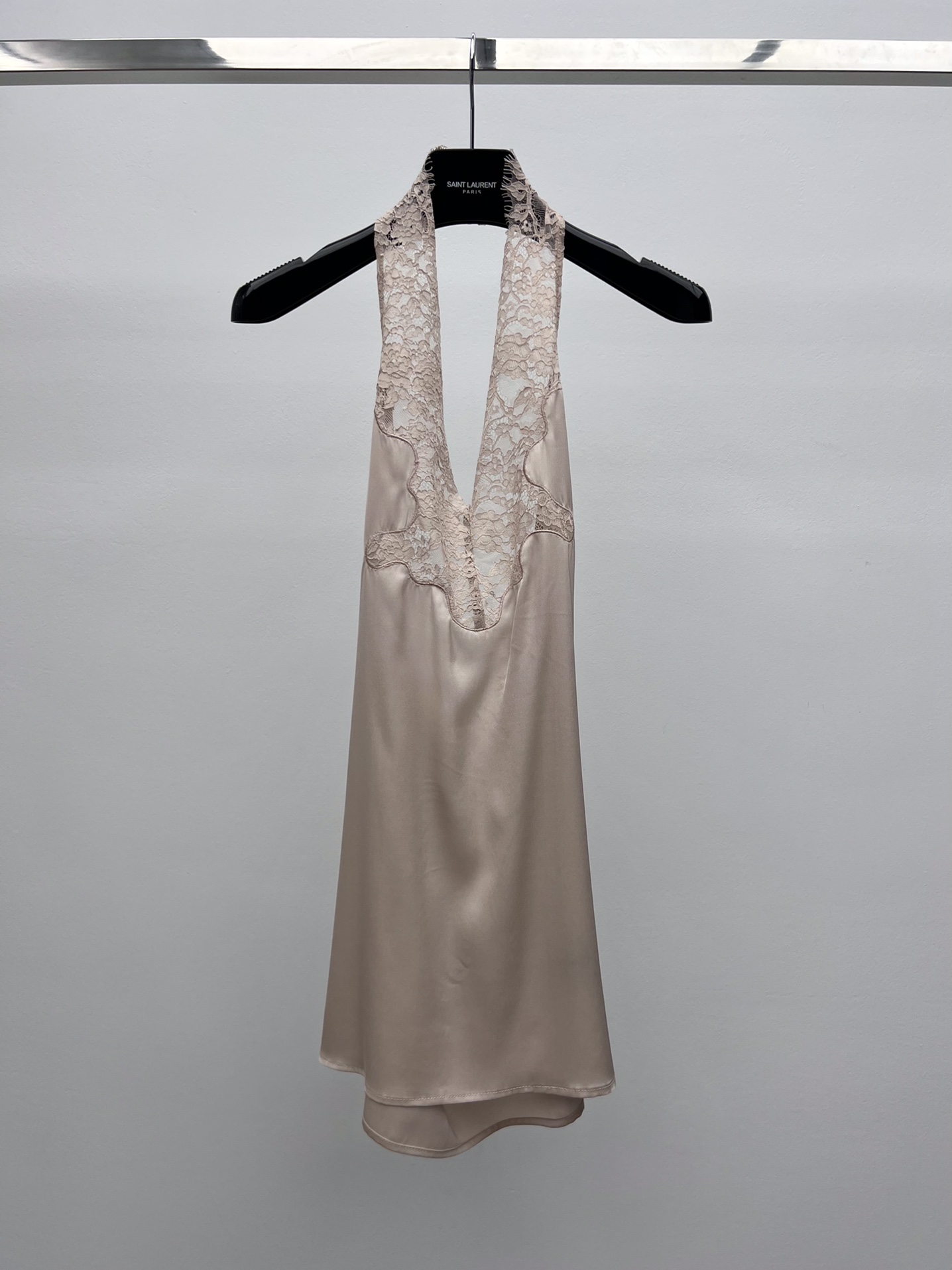 “Fall Fashion: Lace Vests, V-Collar Tops, and Sexy Skirts in New Collection” - 图片 2