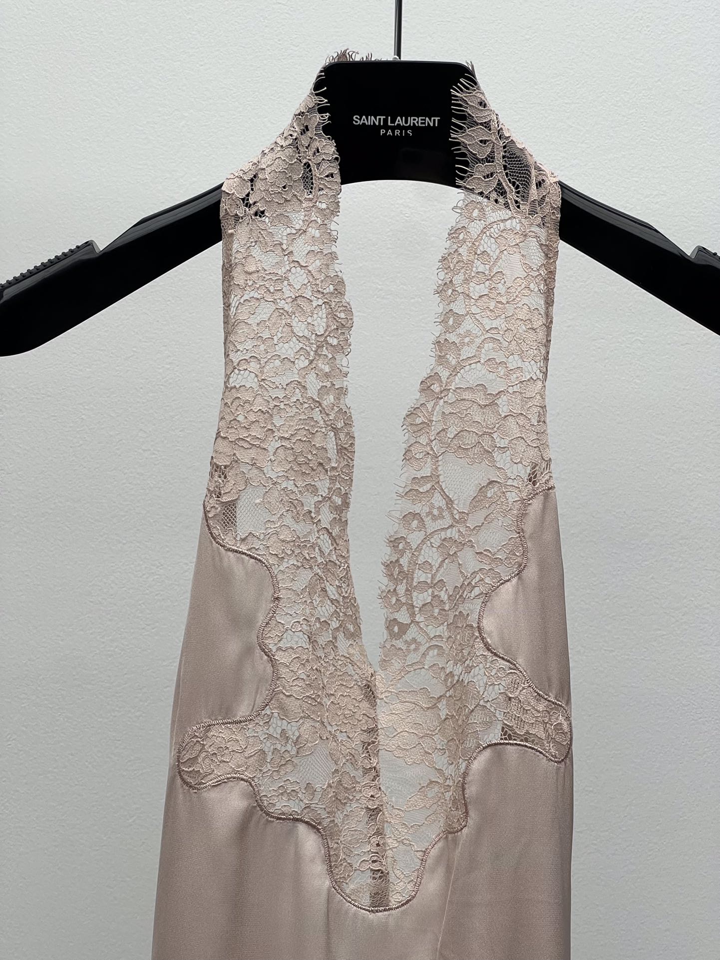 “Fall Fashion: Lace Vests, V-Collar Tops, and Sexy Skirts in New Collection” - 图片 3