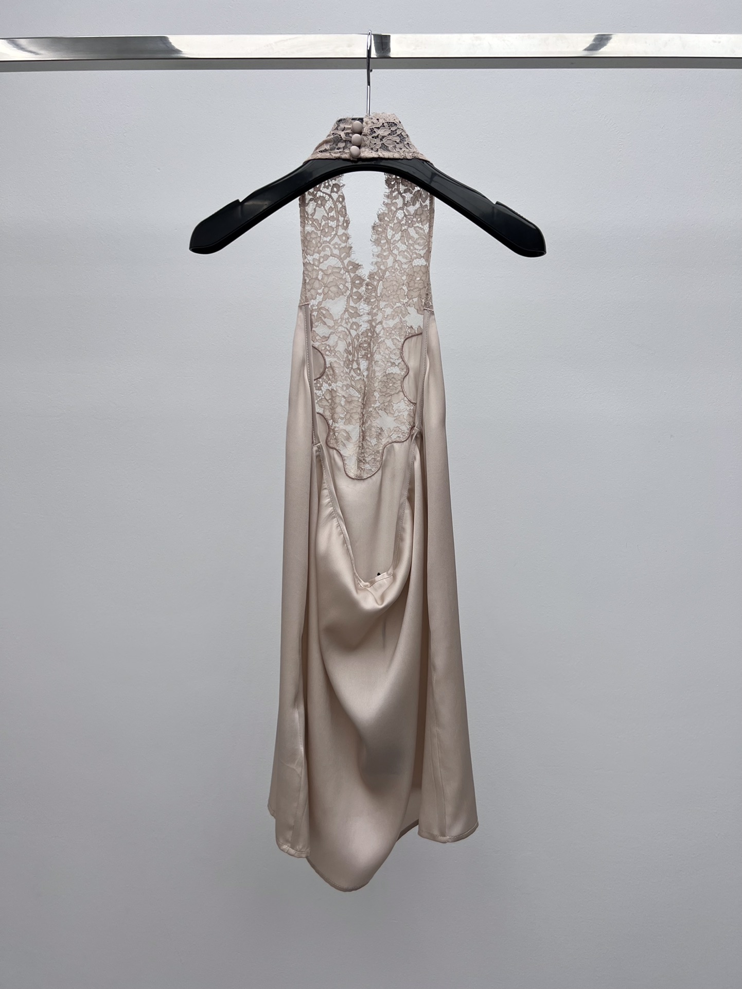“Fall Fashion: Lace Vests, V-Collar Tops, and Sexy Skirts in New Collection” - 图片 6