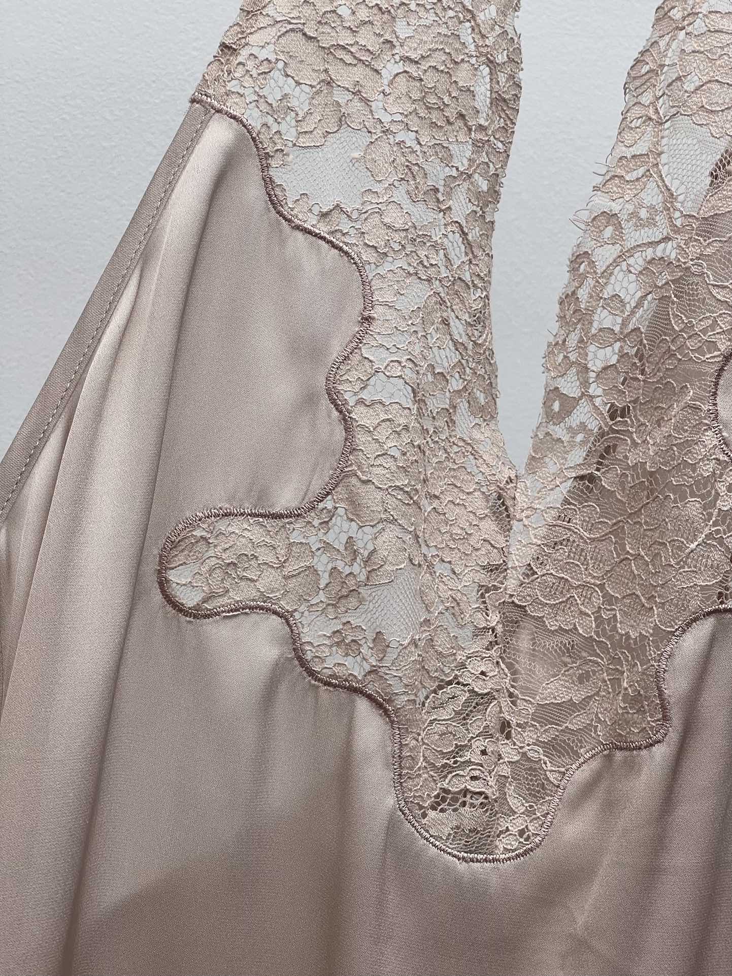 “Fall Fashion: Lace Vests, V-Collar Tops, and Sexy Skirts in New Collection” - 图片 4