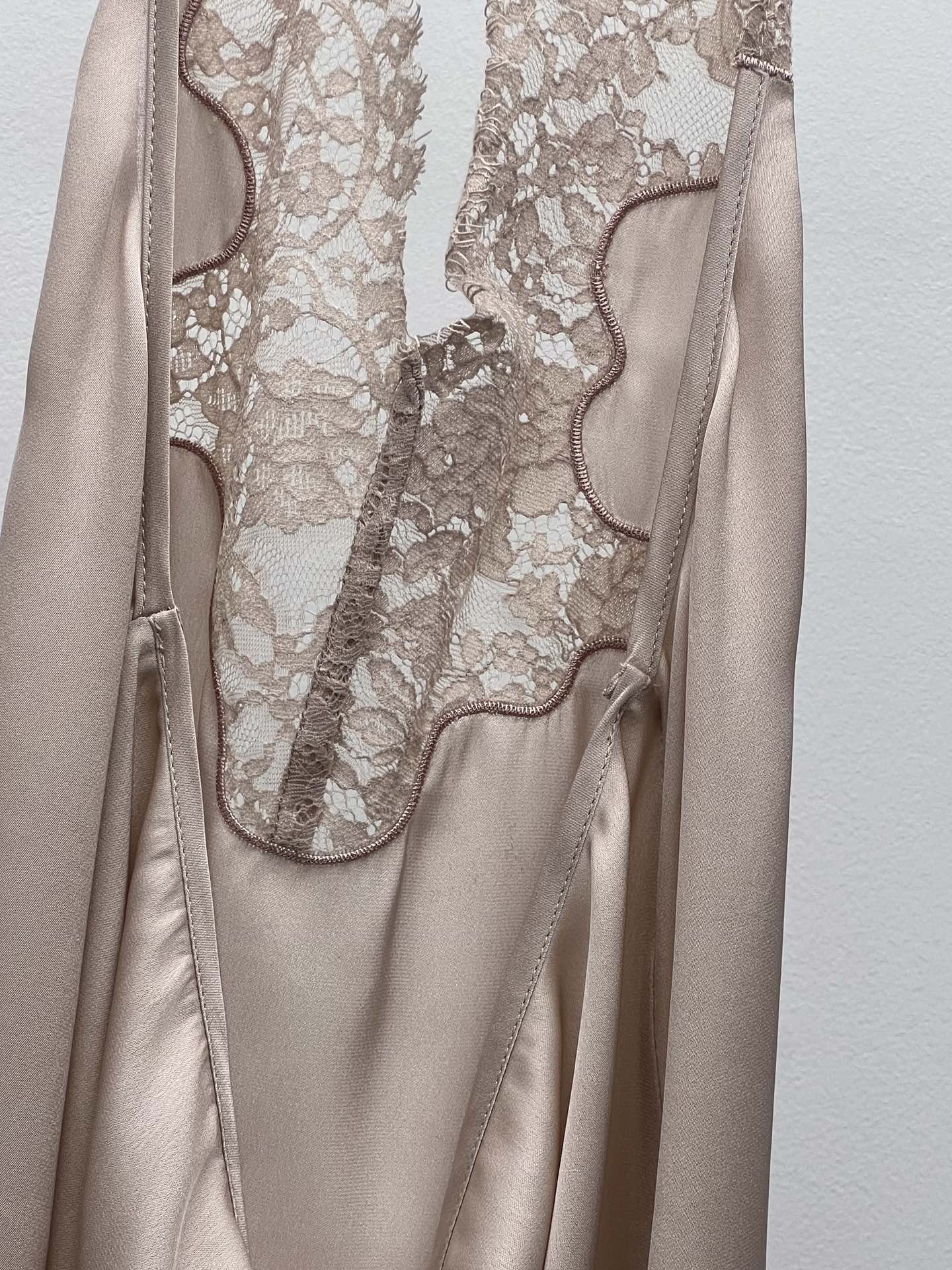“Fall Fashion: Lace Vests, V-Collar Tops, and Sexy Skirts in New Collection” - 图片 8