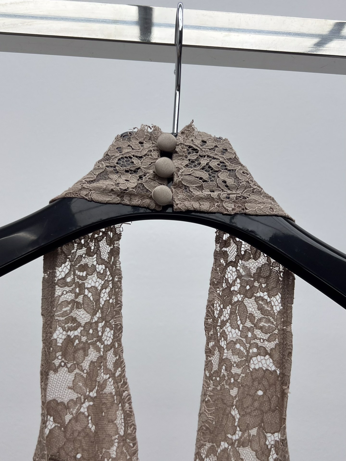 “Saint Laurent T-shirts: Sexy and Stylish Fall Collection with Lace Details” - 图片 7