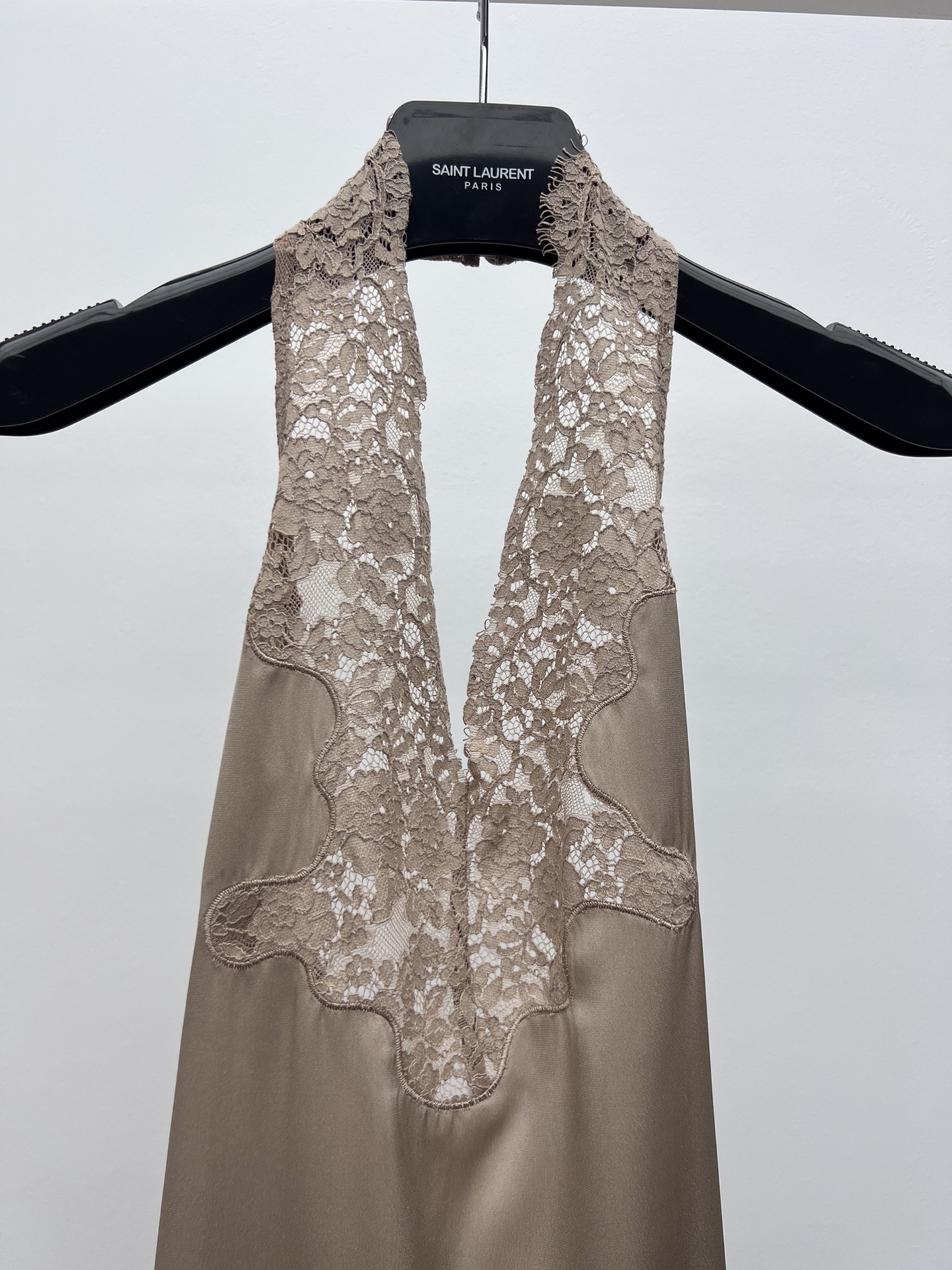 “Saint Laurent T-shirts: Sexy and Stylish Fall Collection with Lace Details” - 图片 3