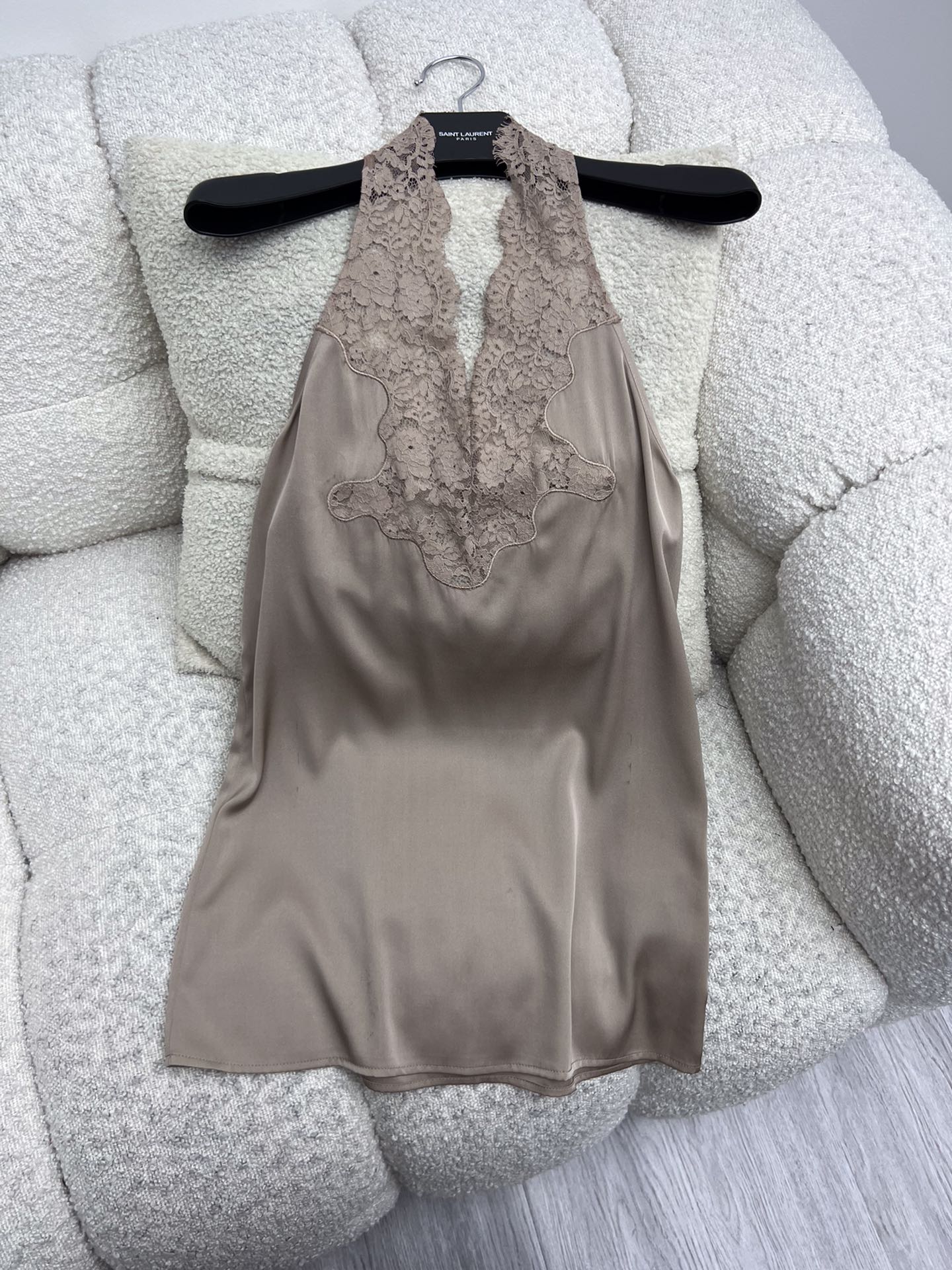 “Saint Laurent T-shirts: Sexy and Stylish Fall Collection with Lace Details” - 图片 1