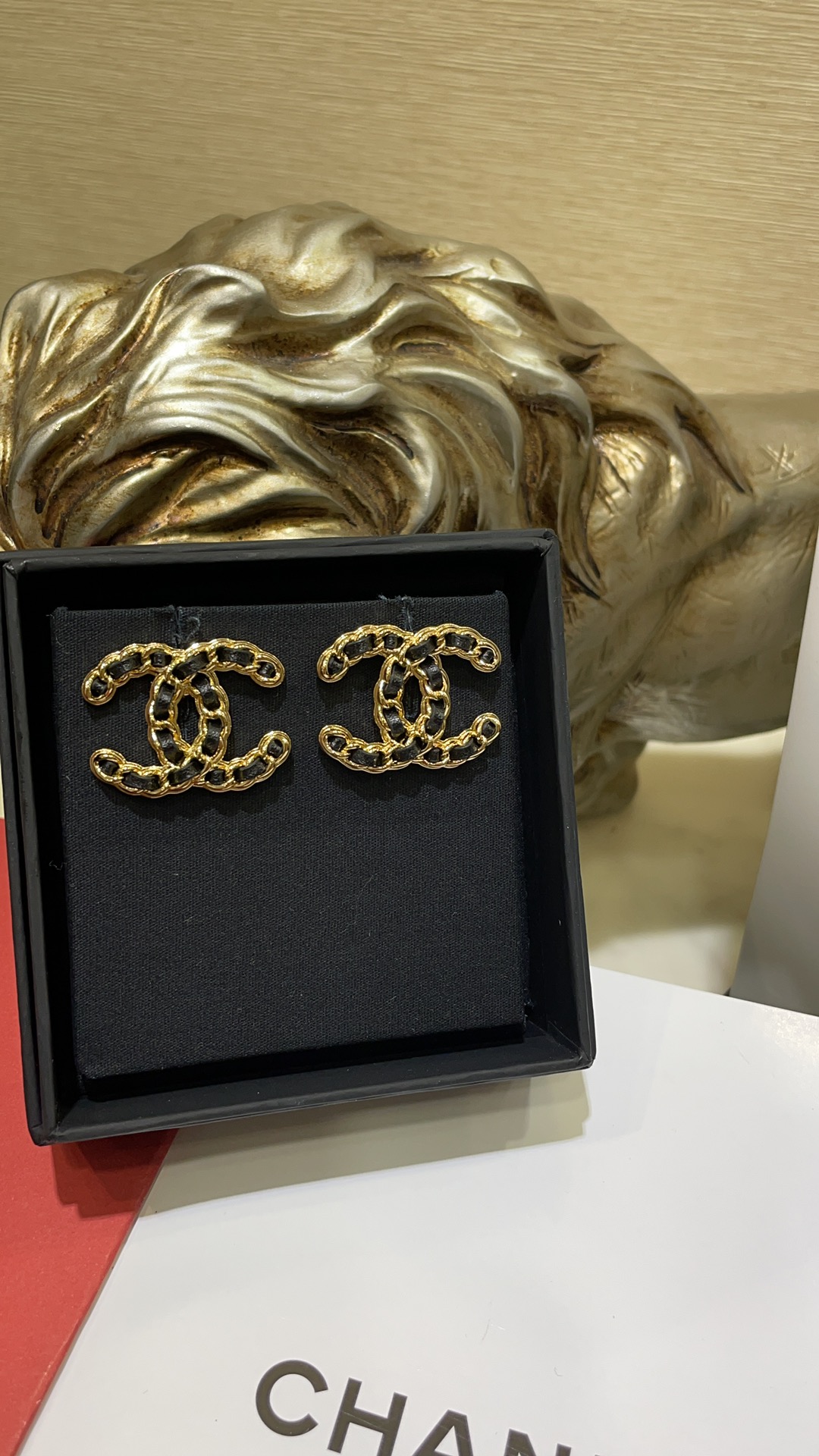 NO:631905,88180 Arrive today and buy yb 24K new retro black gold color leather chain double C gold stud earrings. Classic leather chain design double C earrings. Sweet or cool. The upper ear effect is full of presence. Recommendation index five stars. Exclusive purchase yb developed brass material lambskin earrings with picture packaging, sheepskin, Cartier high-end jewelry1986090988180 今日到货购入yb  24K新款复古黑金配色皮穿链双C金色耳钉 经典皮穿链设计双C耳钉 可甜可酷 上耳效果存在感十足 推荐指数五颗星 独家购入yb开发 黄铜材质 小羊皮 耳钉带图片包装,,sheepskin,卡迪亚高端饰品,Jewelry