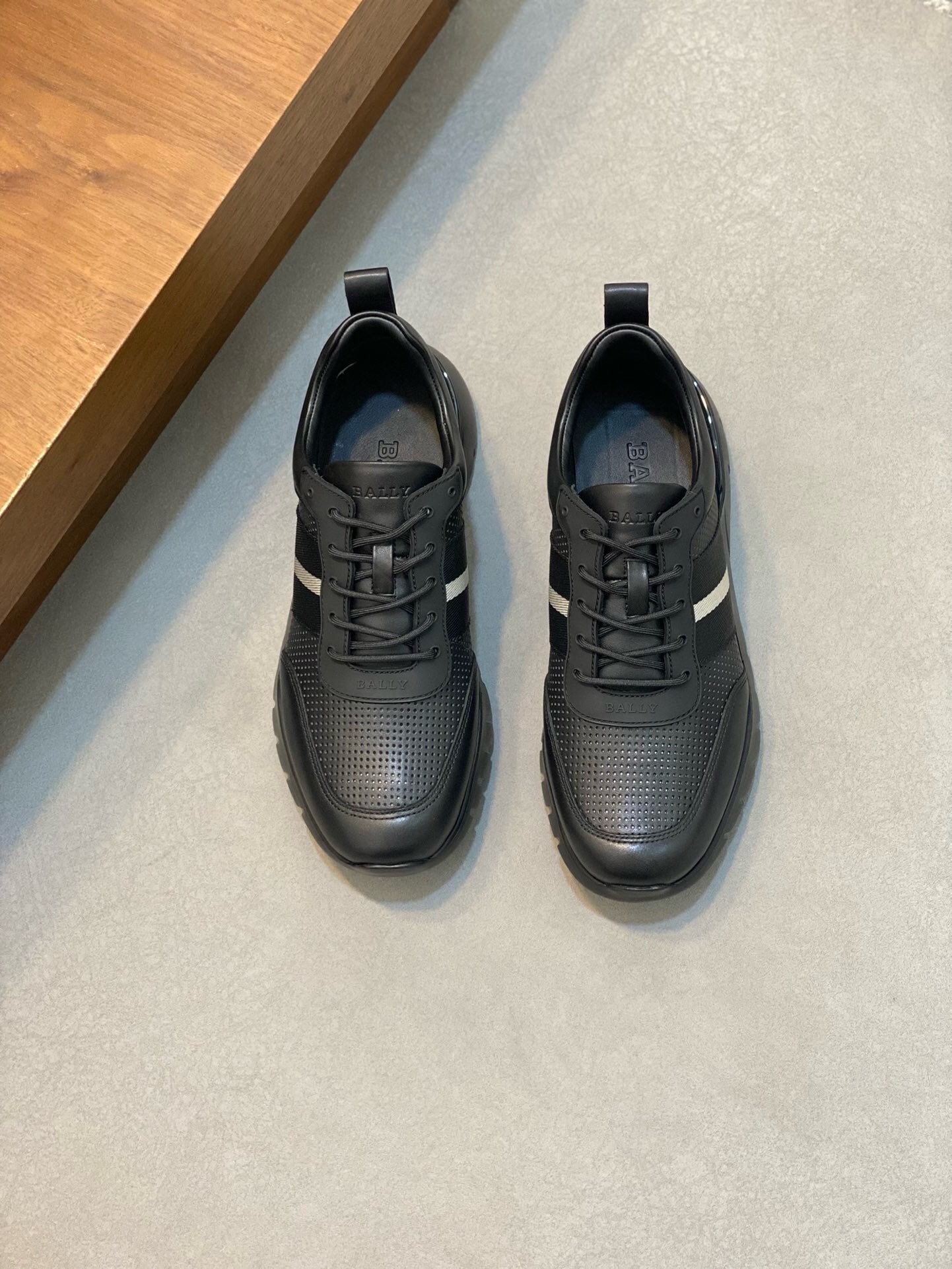 NO:217363,Brand B A L L Y original color matching code number 39-44 standard code Price Material Bally new men's classic casual shoes simple atmospheric super high-quality style choice top layer cowhide fabric with luxurious cowhide inner smooth lines light and comfortable original wear-resistant ultra-light sole, Bally casual shoes, ballly, cowhide19860909品牌B A L L Y 颜色原版配色 码数39-44标准码 价格 材质巴利新款男士 经典休闲鞋简约大气超高逼格选用头层牛皮搭配面料搭配奢华牛皮内里流畅线条轻便舒适原版 耐磨超轻大底,巴利 休闲鞋,bally,cowhide,Men's shoes