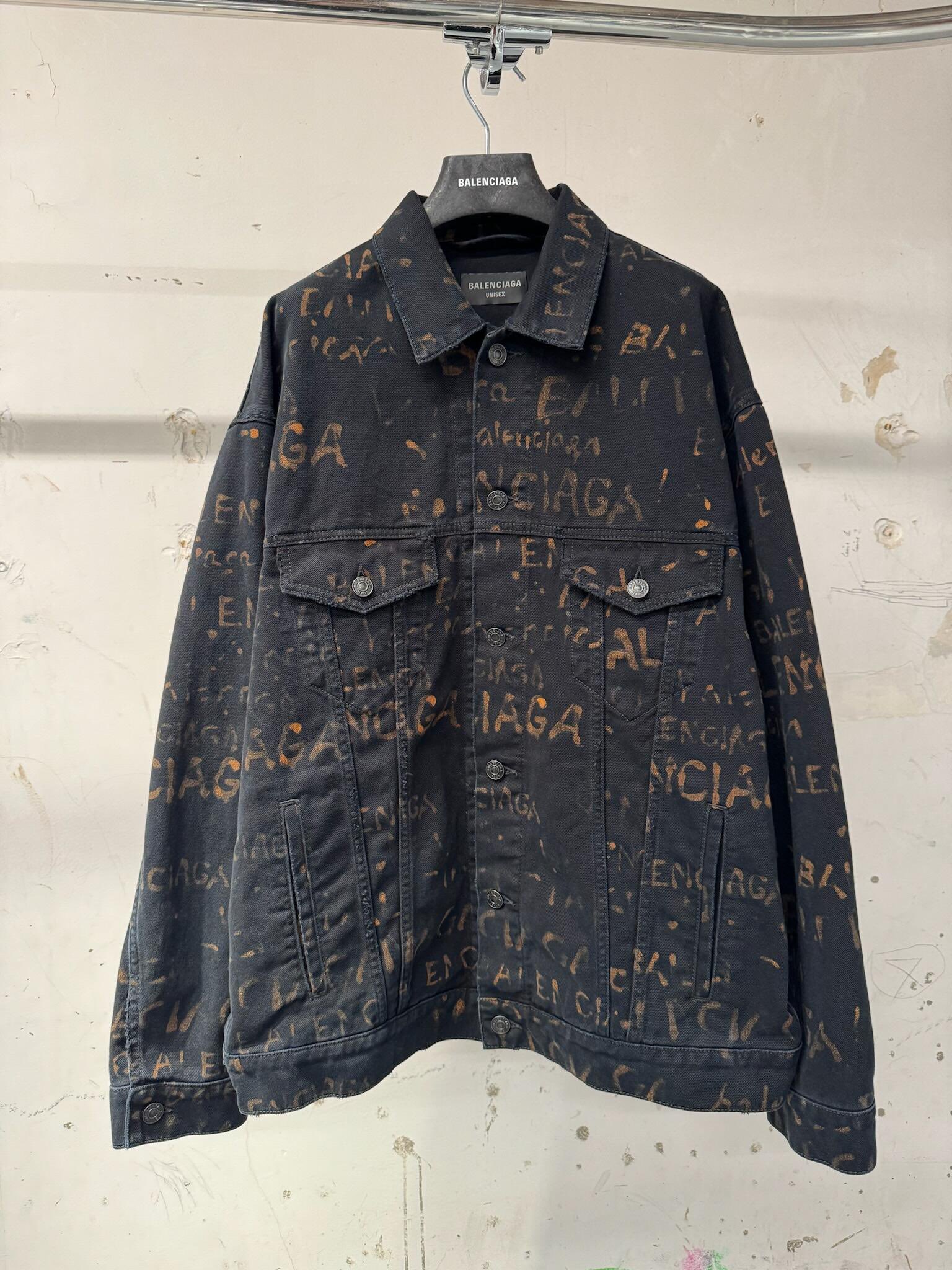 。Balenciaga 水洗满印外套
定制7*7双韵交辉织锦 质地细腻 舒适贴肤 饰以满印Bleachy