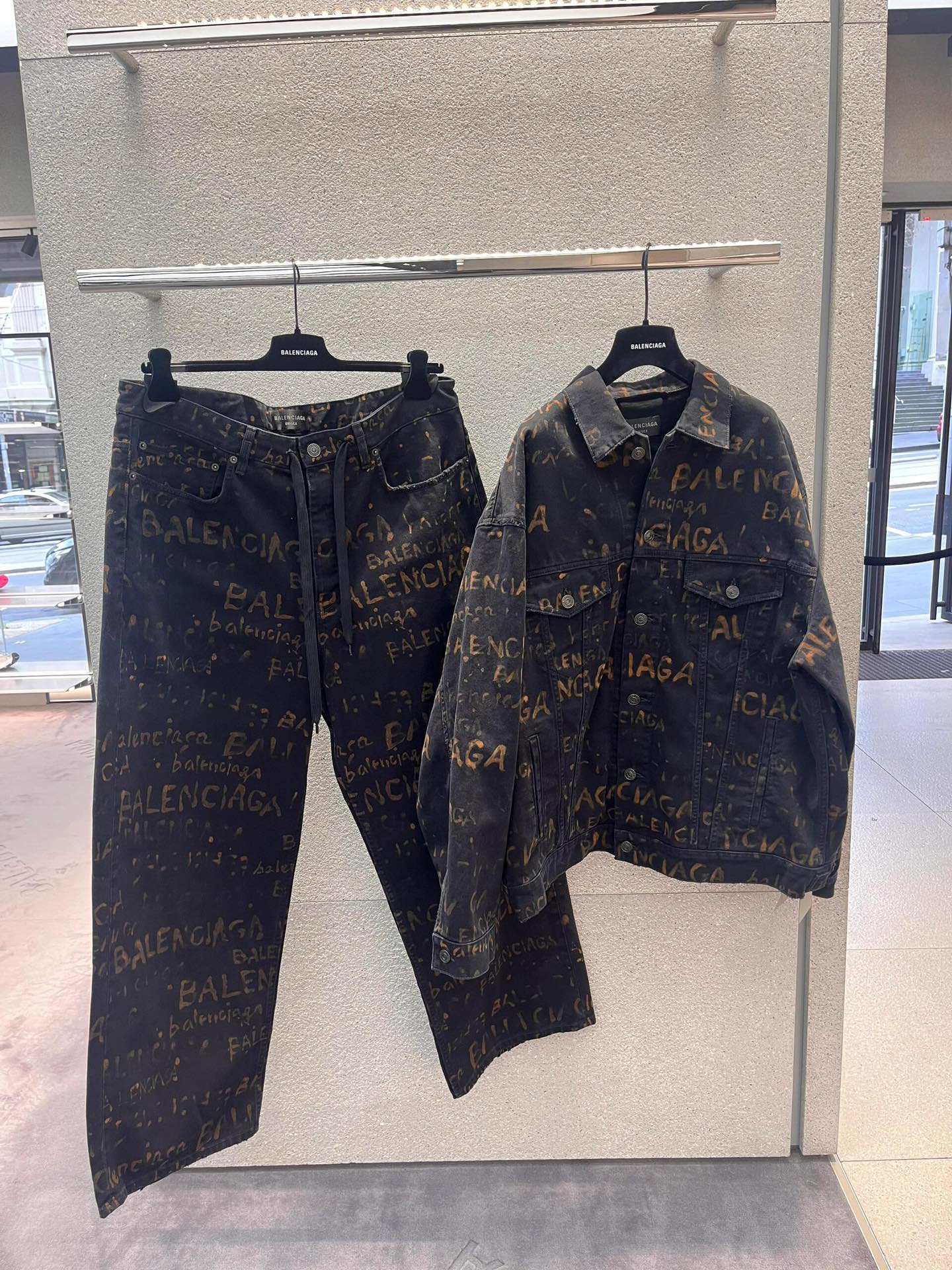 。Balenciaga 水洗满印外套
定制7*7双韵交辉织锦 质地细腻 舒适贴肤 饰以满印Bleachy