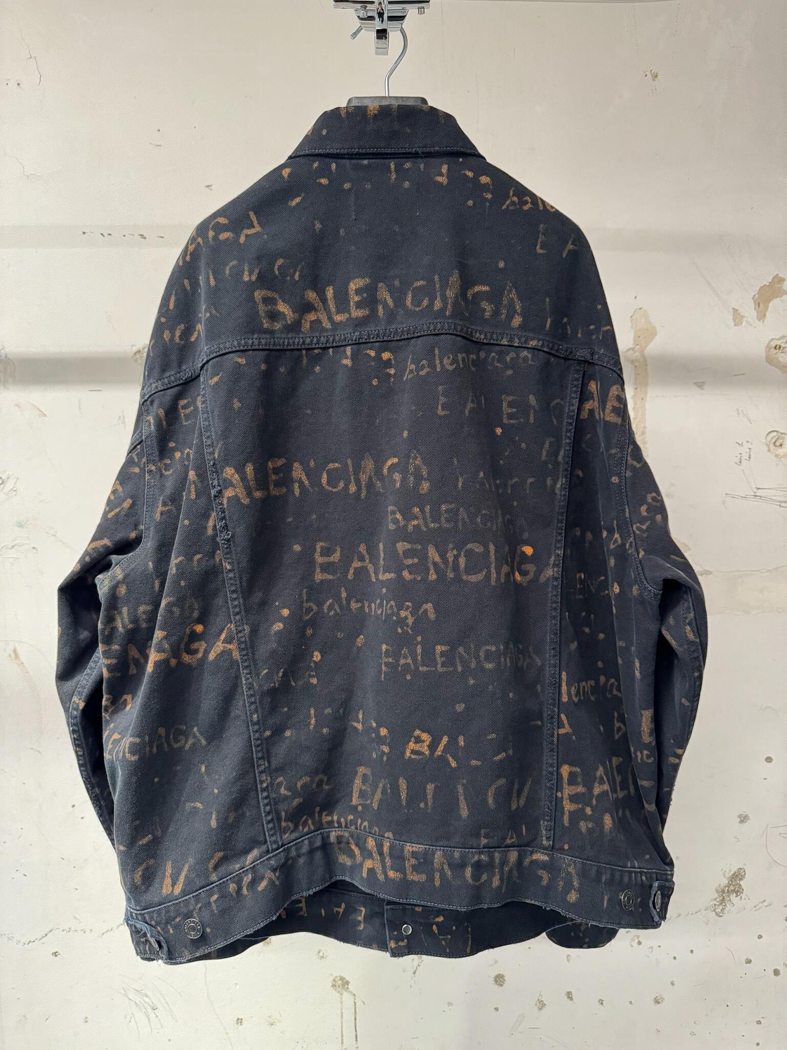 。Balenciaga 水洗满印外套
定制7*7双韵交辉织锦 质地细腻 舒适贴肤 饰以满印Bleachy