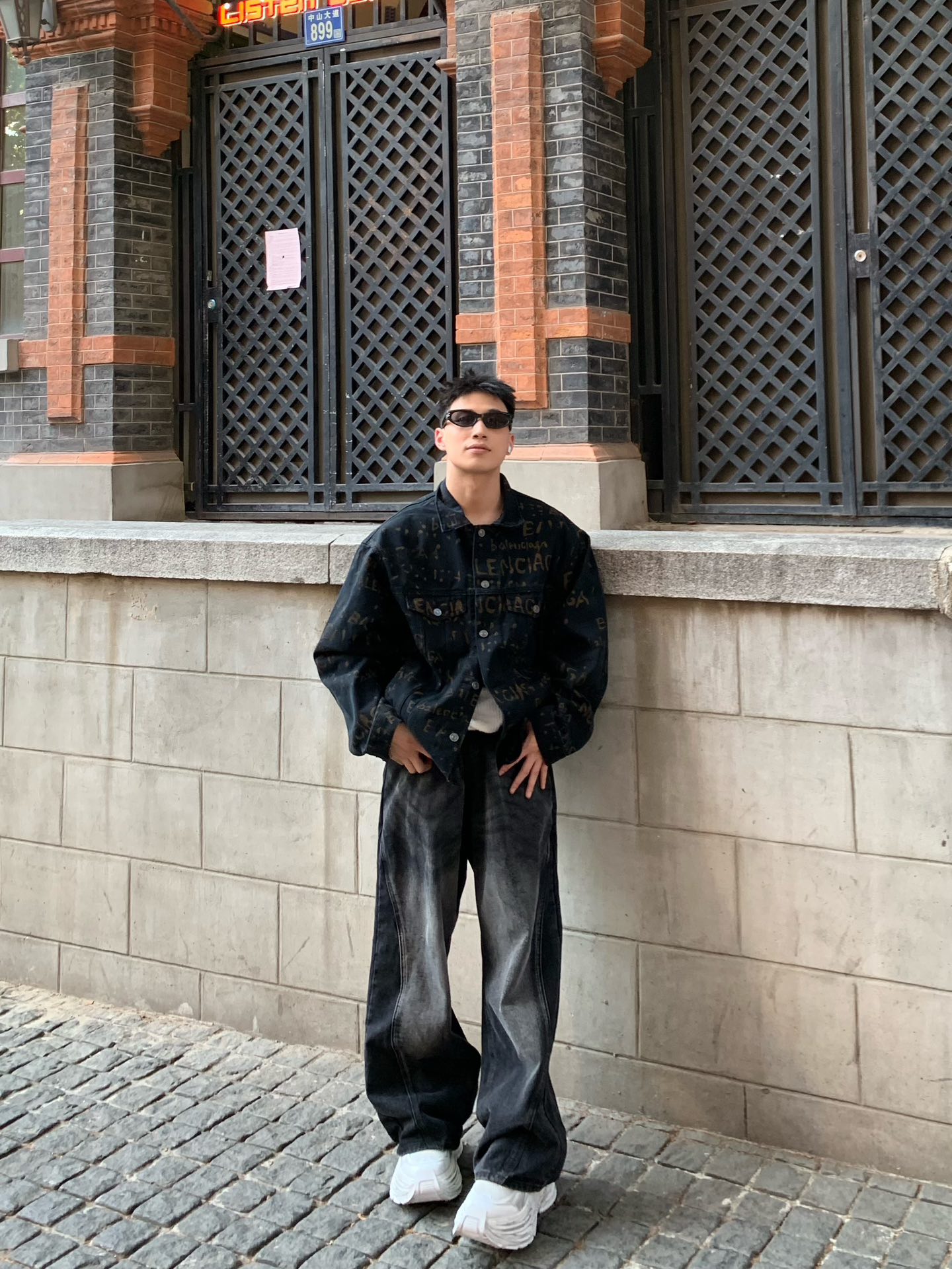 。Balenciaga 水洗满印外套
定制7*7双韵交辉织锦 质地细腻 舒适贴肤 饰以满印Bleachy