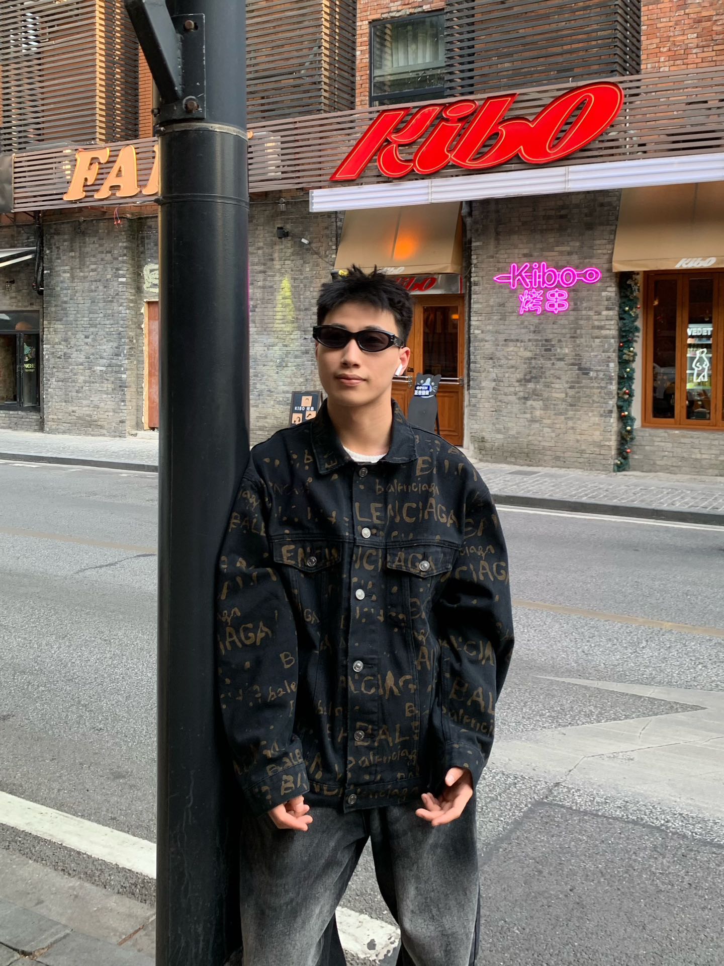 。Balenciaga 水洗满印外套
定制7*7双韵交辉织锦 质地细腻 舒适贴肤 饰以满印Bleachy