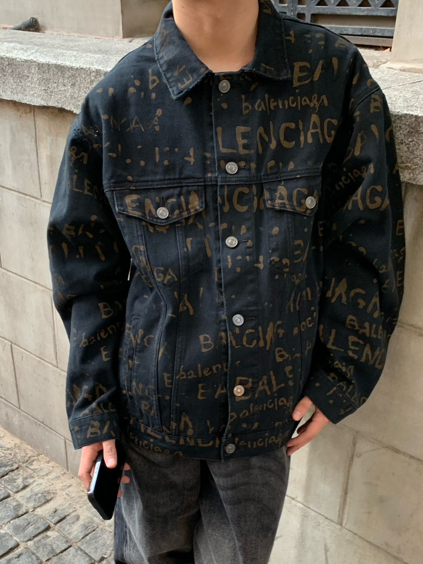 。Balenciaga 水洗满印外套
定制7*7双韵交辉织锦 质地细腻 舒适贴肤 饰以满印Bleachy