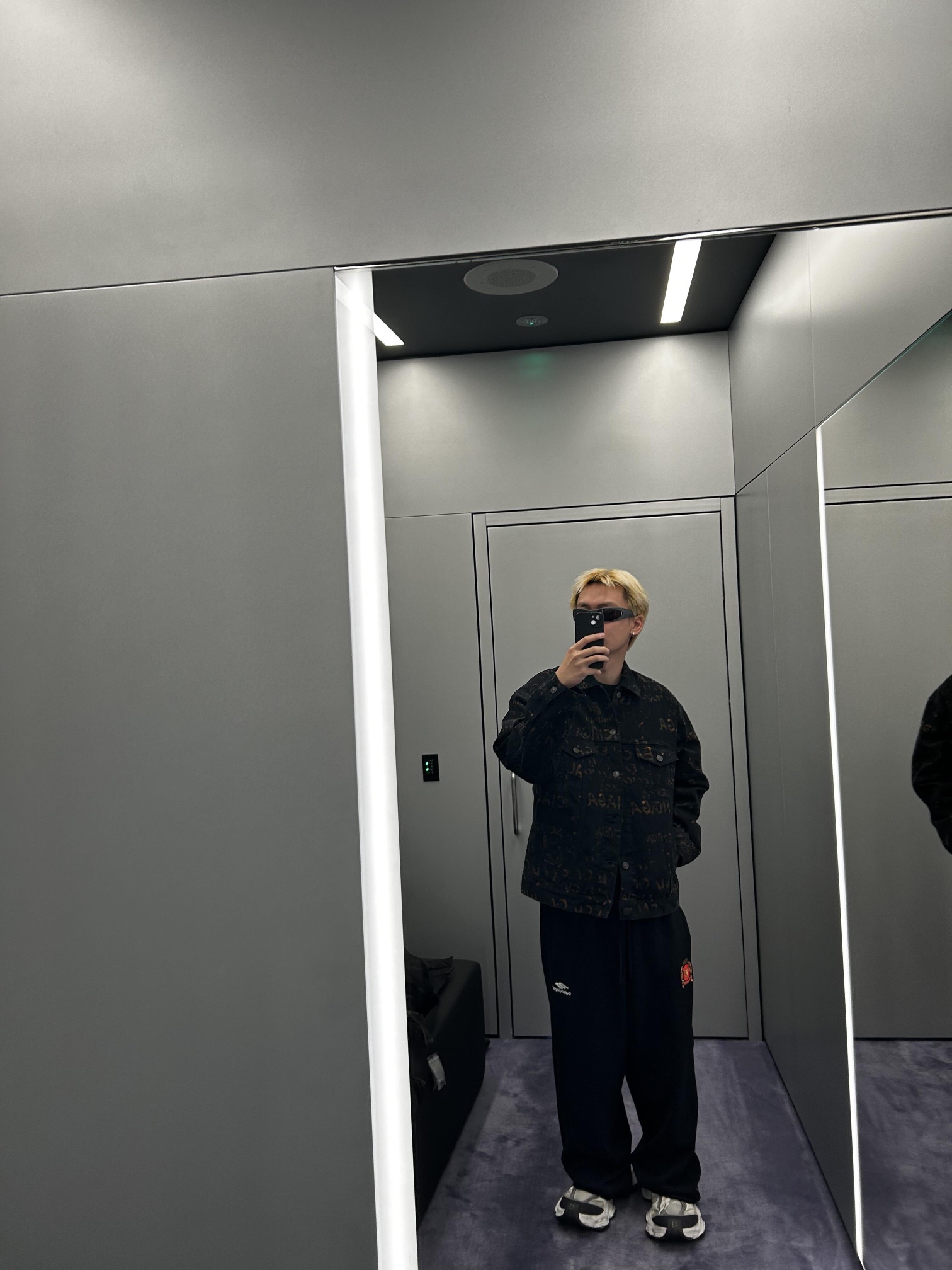 。Balenciaga 水洗满印外套
定制7*7双韵交辉织锦 质地细腻 舒适贴肤 饰以满印Bleachy