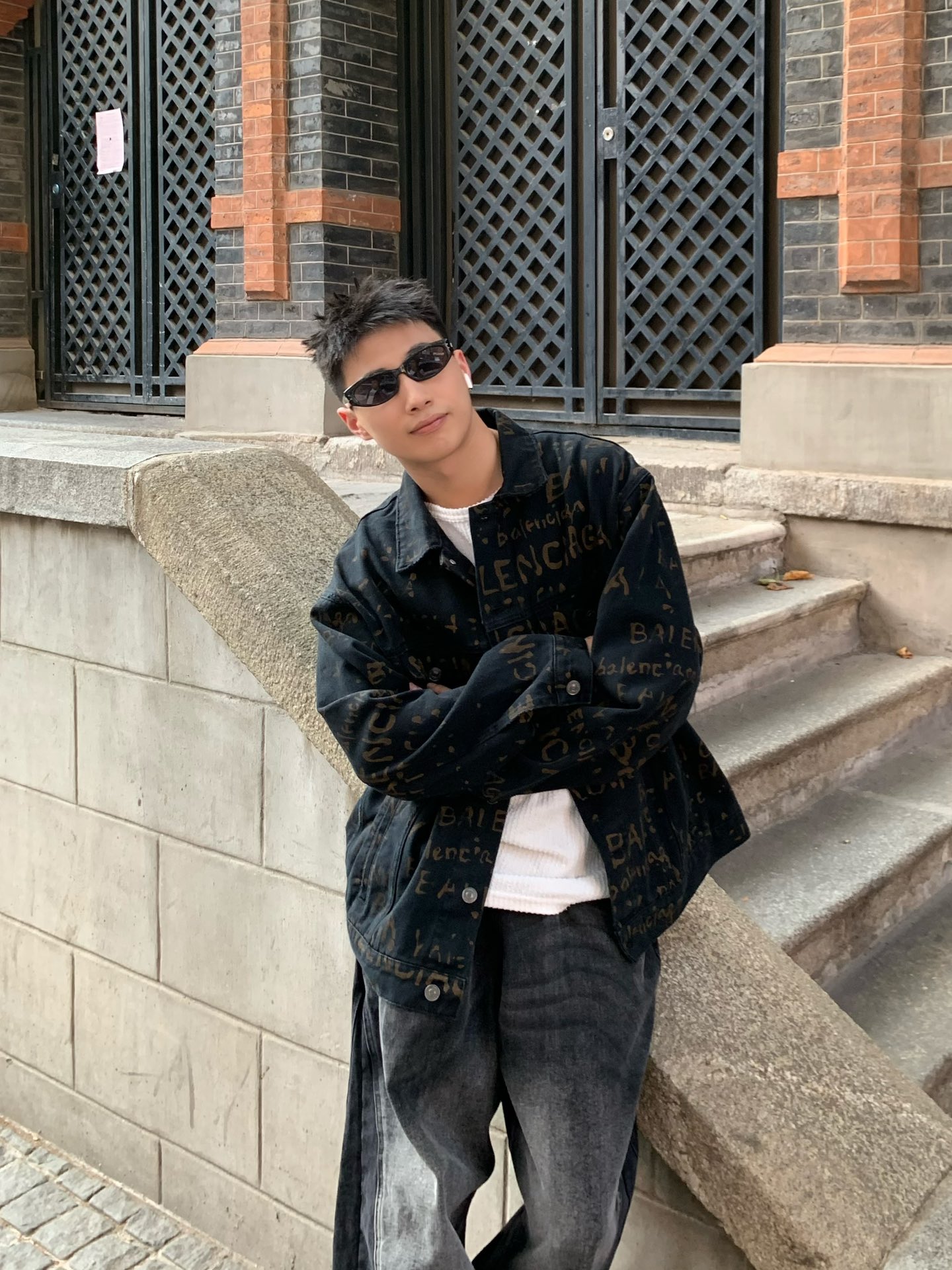 。Balenciaga 水洗满印外套
定制7*7双韵交辉织锦 质地细腻 舒适贴肤 饰以满印Bleachy