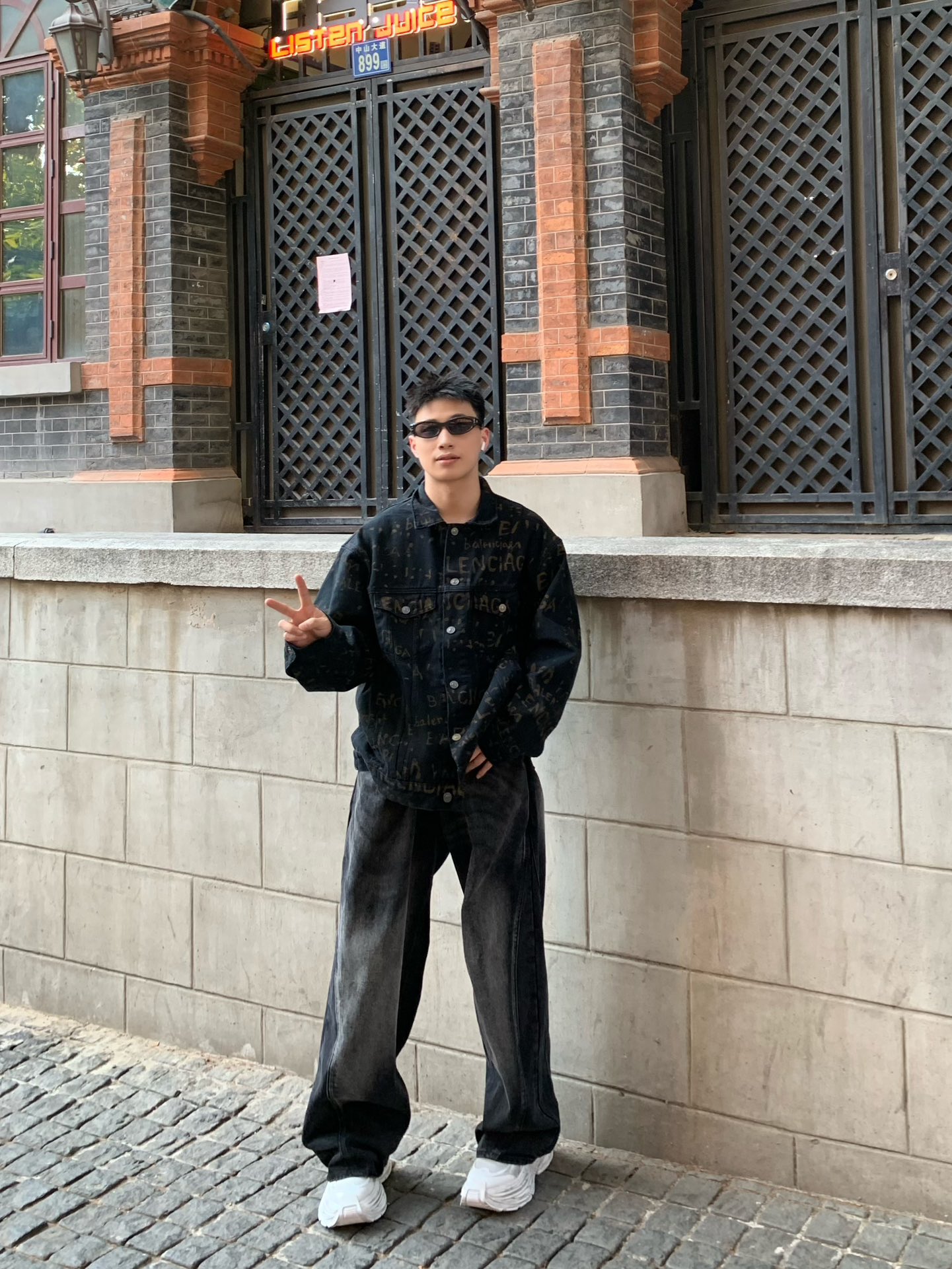 。Balenciaga 水洗满印外套
定制7*7双韵交辉织锦 质地细腻 舒适贴肤 饰以满印Bleachy