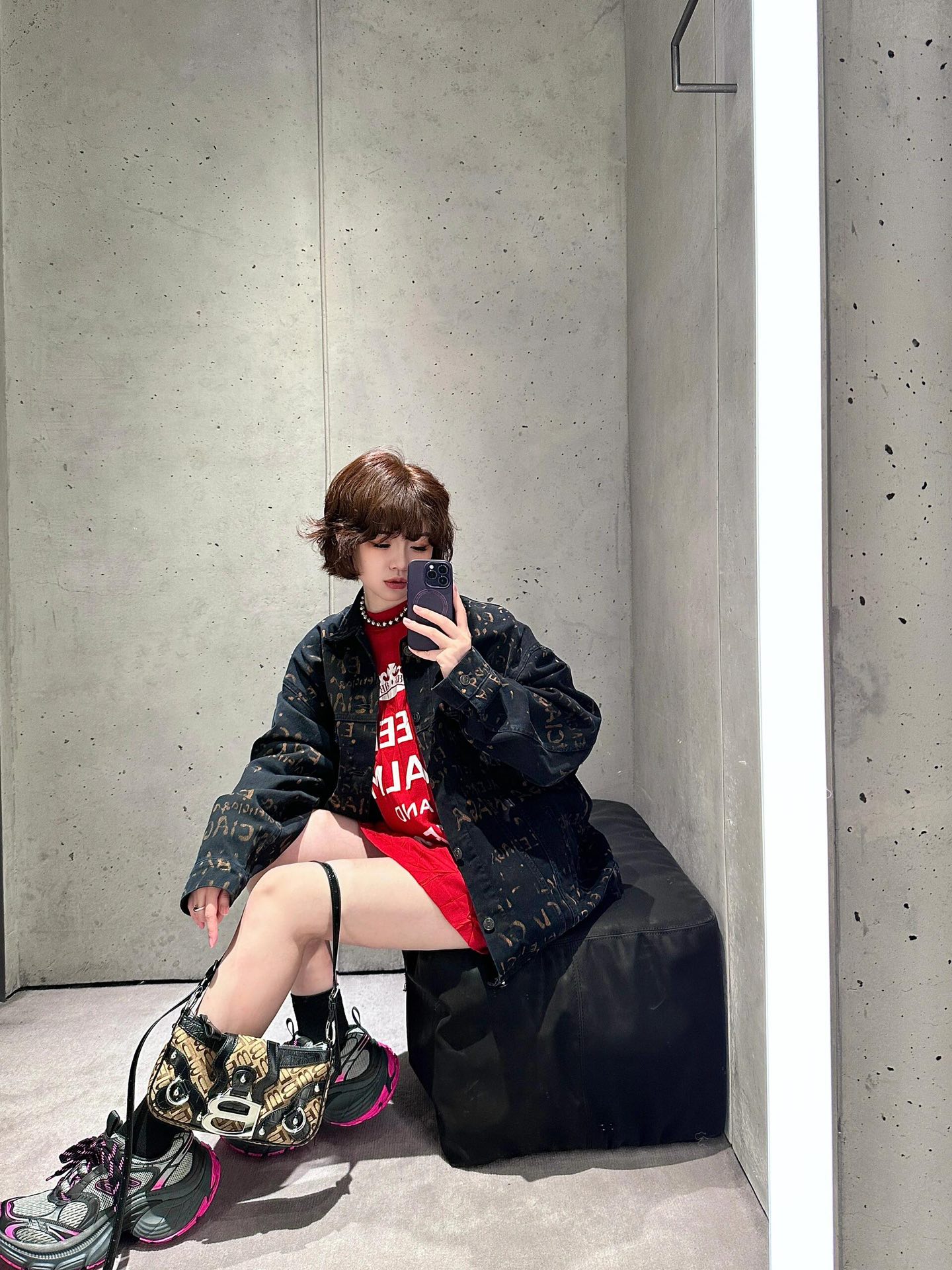 。Balenciaga 水洗满印外套
定制7*7双韵交辉织锦 质地细腻 舒适贴肤 饰以满印Bleachy