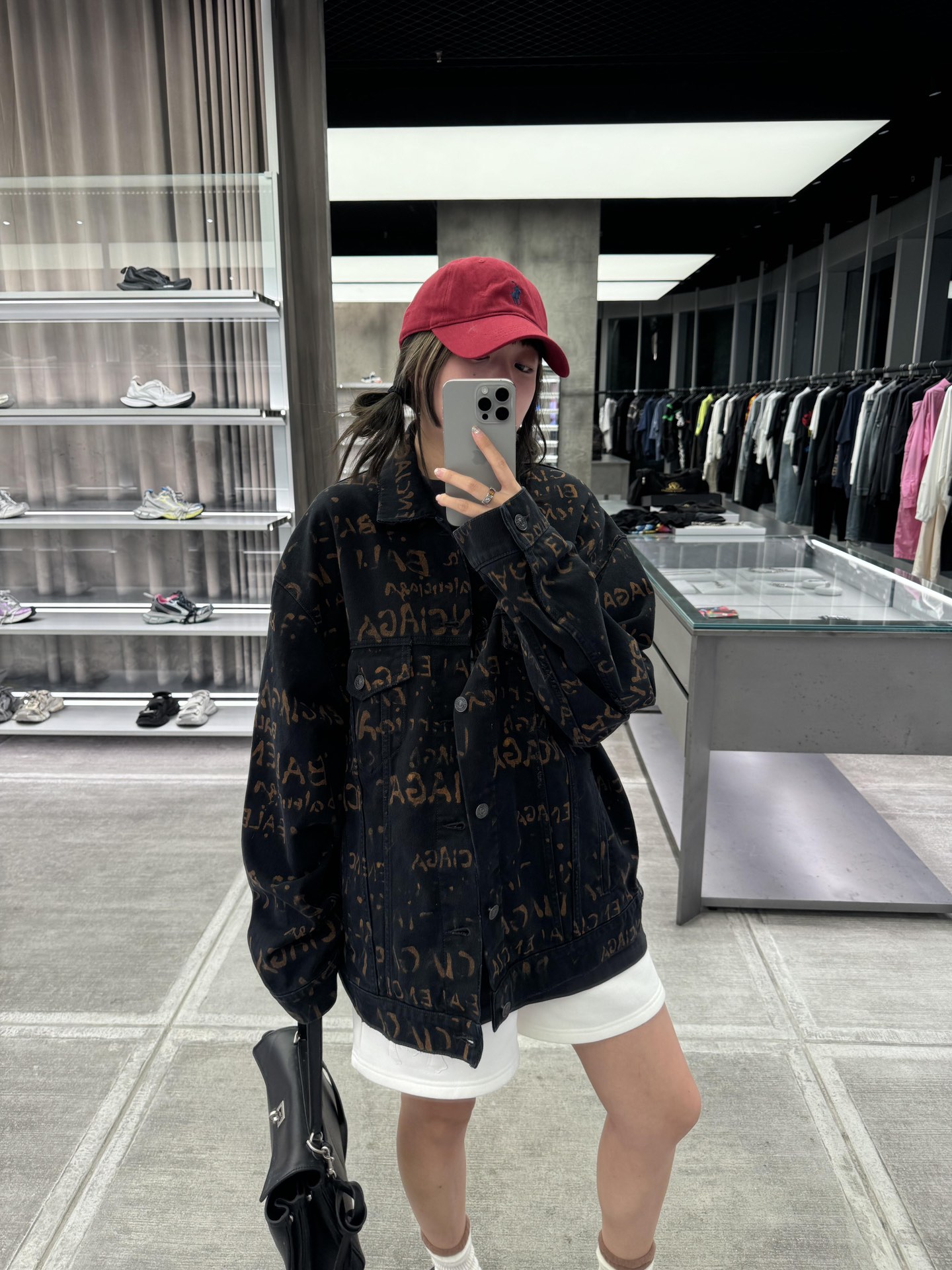 。Balenciaga 水洗满印外套
定制7*7双韵交辉织锦 质地细腻 舒适贴肤 饰以满印Bleachy