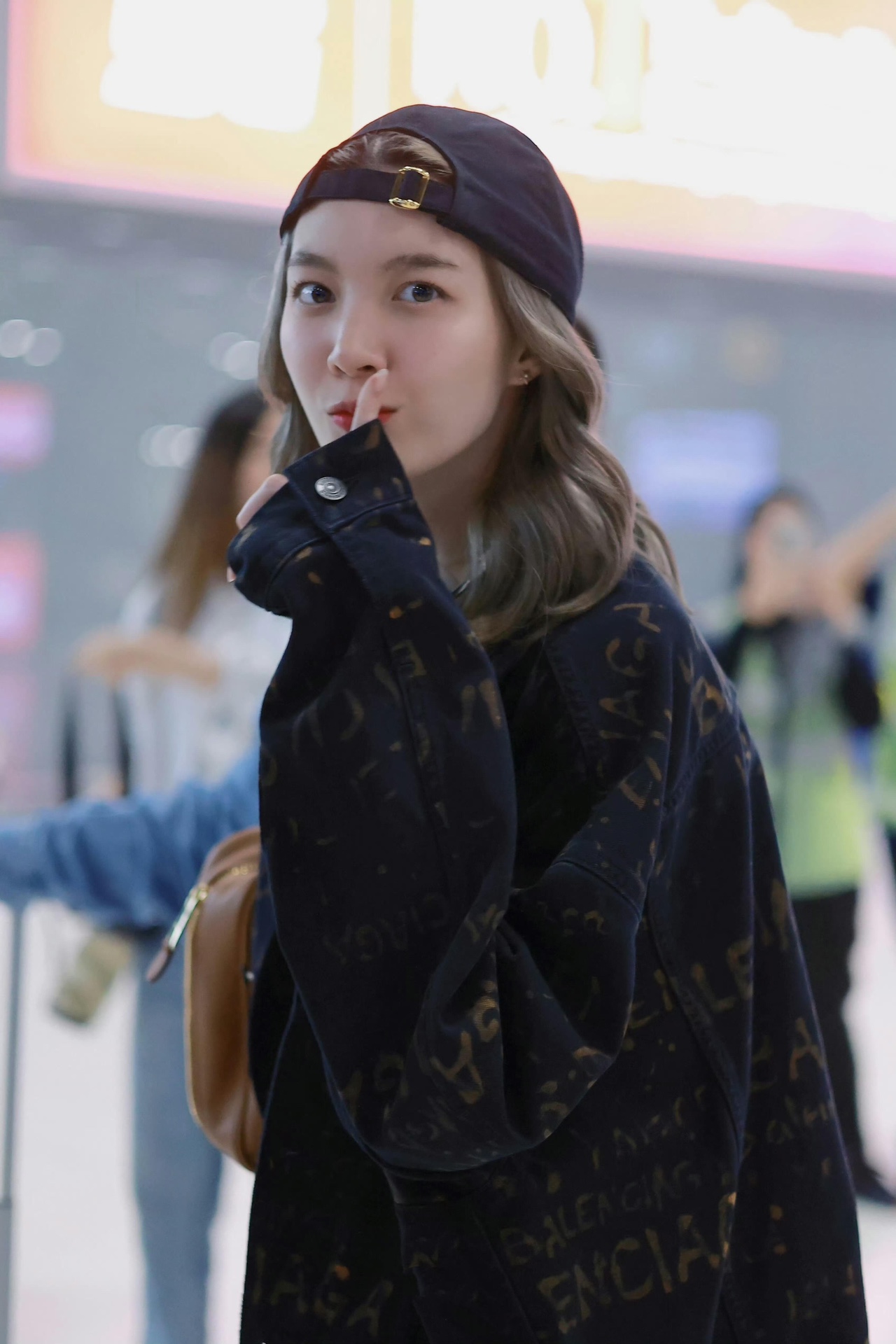 。Balenciaga 水洗满印外套
定制7*7双韵交辉织锦 质地细腻 舒适贴肤 饰以满印Bleachy