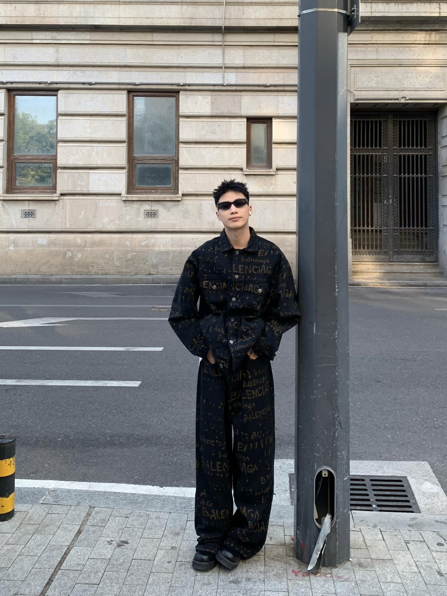 。Balenciaga 水洗满印外套
定制7*7双韵交辉织锦 质地细腻 舒适贴肤 饰以满印Bleachy