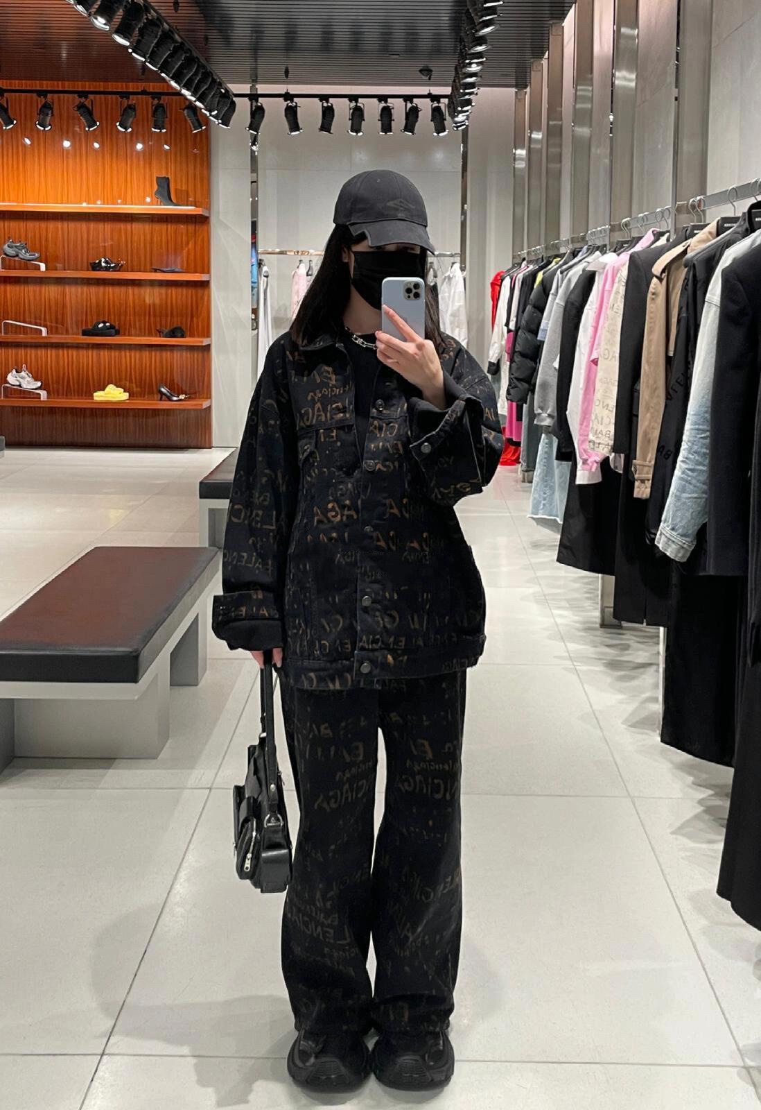 。Balenciaga 水洗满印外套
定制7*7双韵交辉织锦 质地细腻 舒适贴肤 饰以满印Bleachy