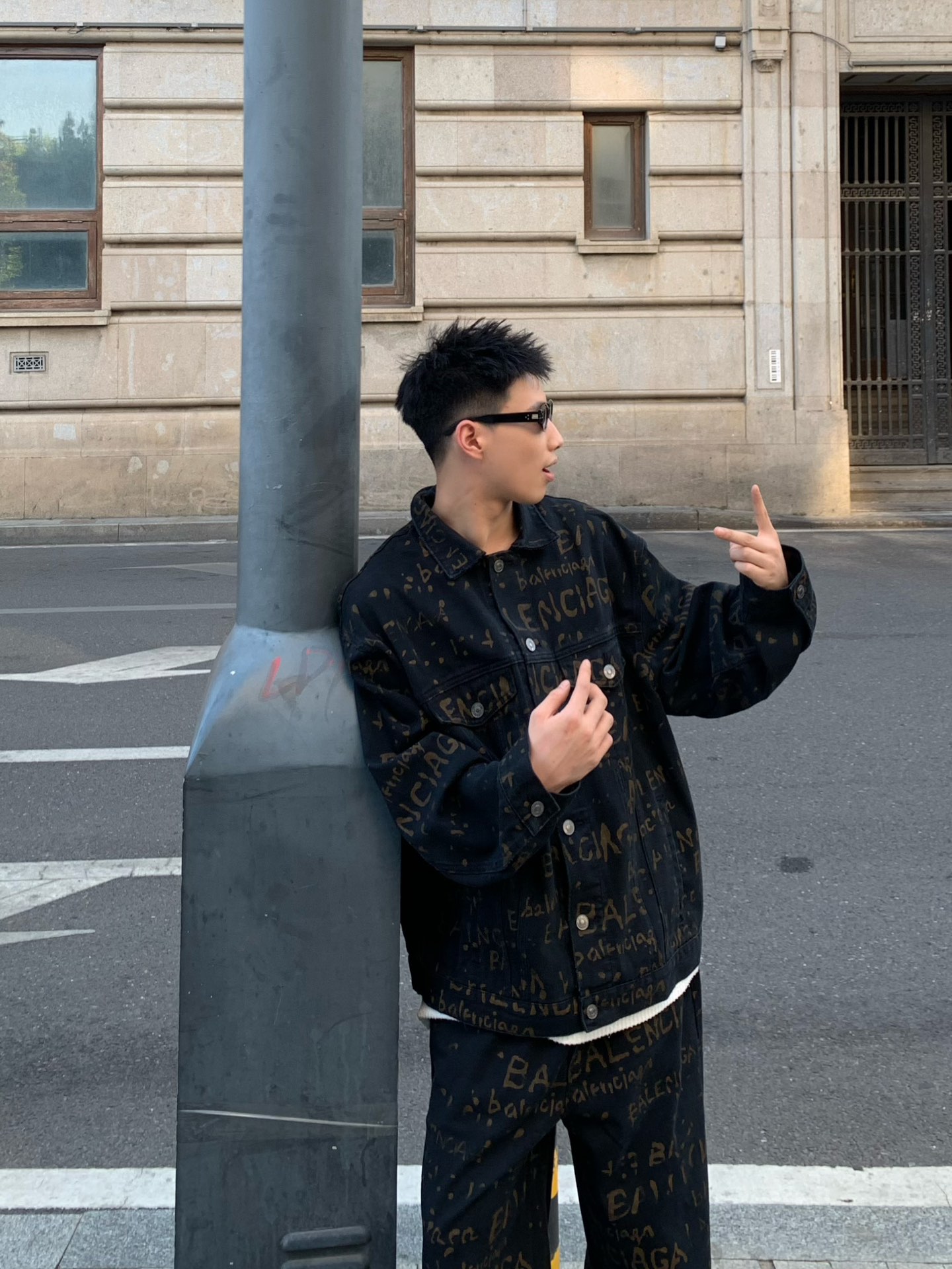 。Balenciaga 水洗满印外套
定制7*7双韵交辉织锦 质地细腻 舒适贴肤 饰以满印Bleachy