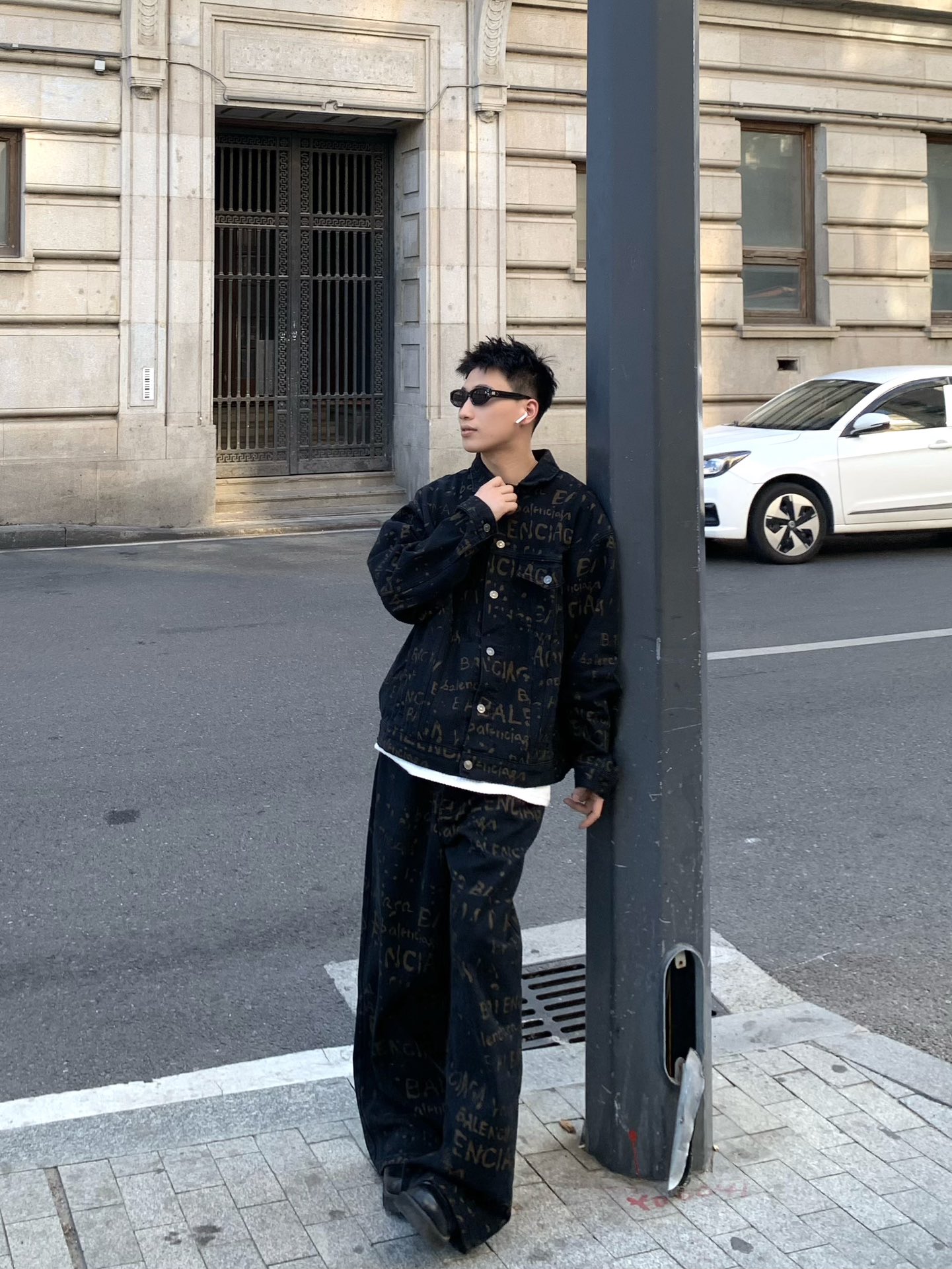 。Balenciaga 水洗满印外套
定制7*7双韵交辉织锦 质地细腻 舒适贴肤 饰以满印Bleachy