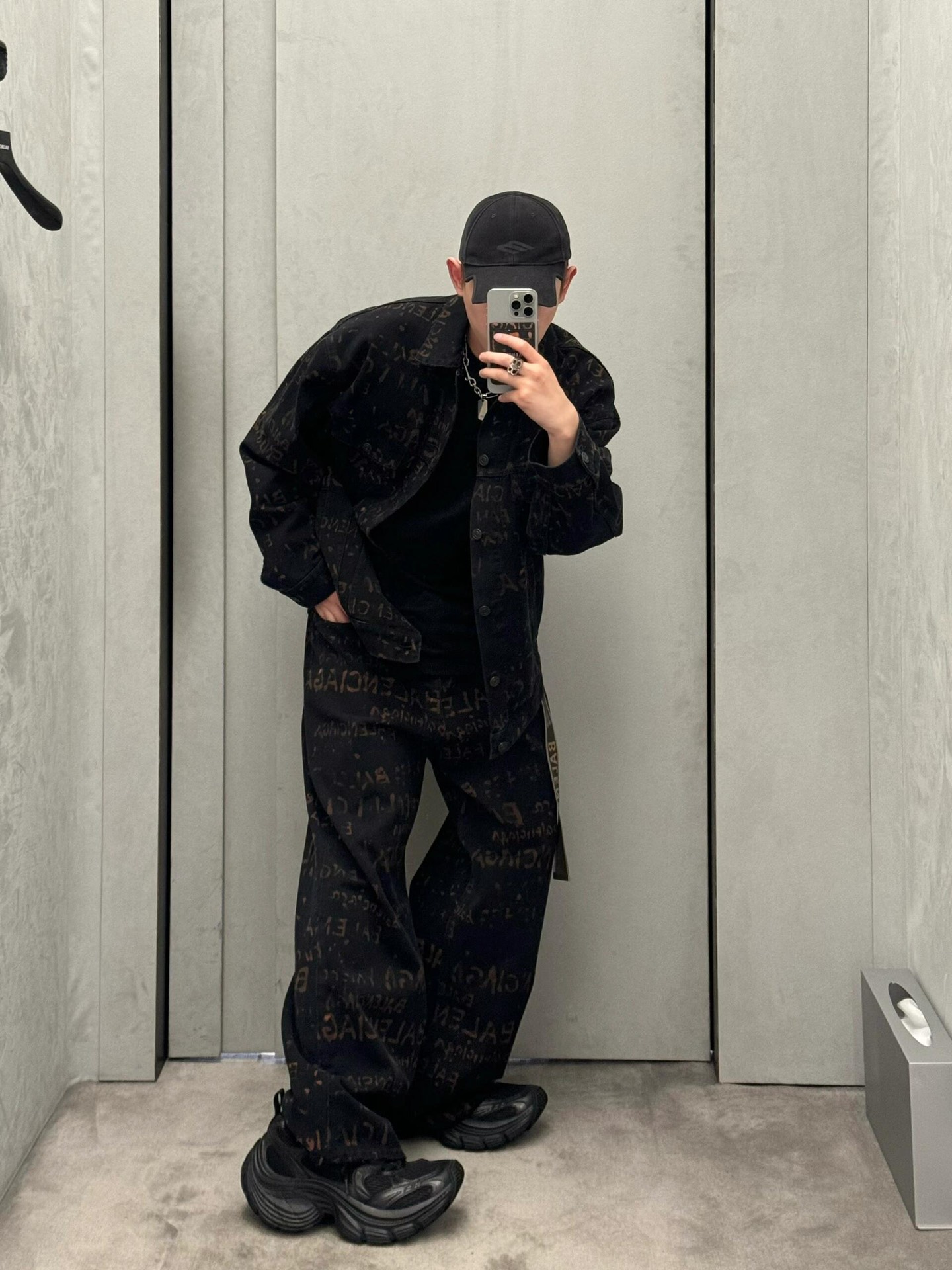 。Balenciaga 水洗满印外套
定制7*7双韵交辉织锦 质地细腻 舒适贴肤 饰以满印Bleachy