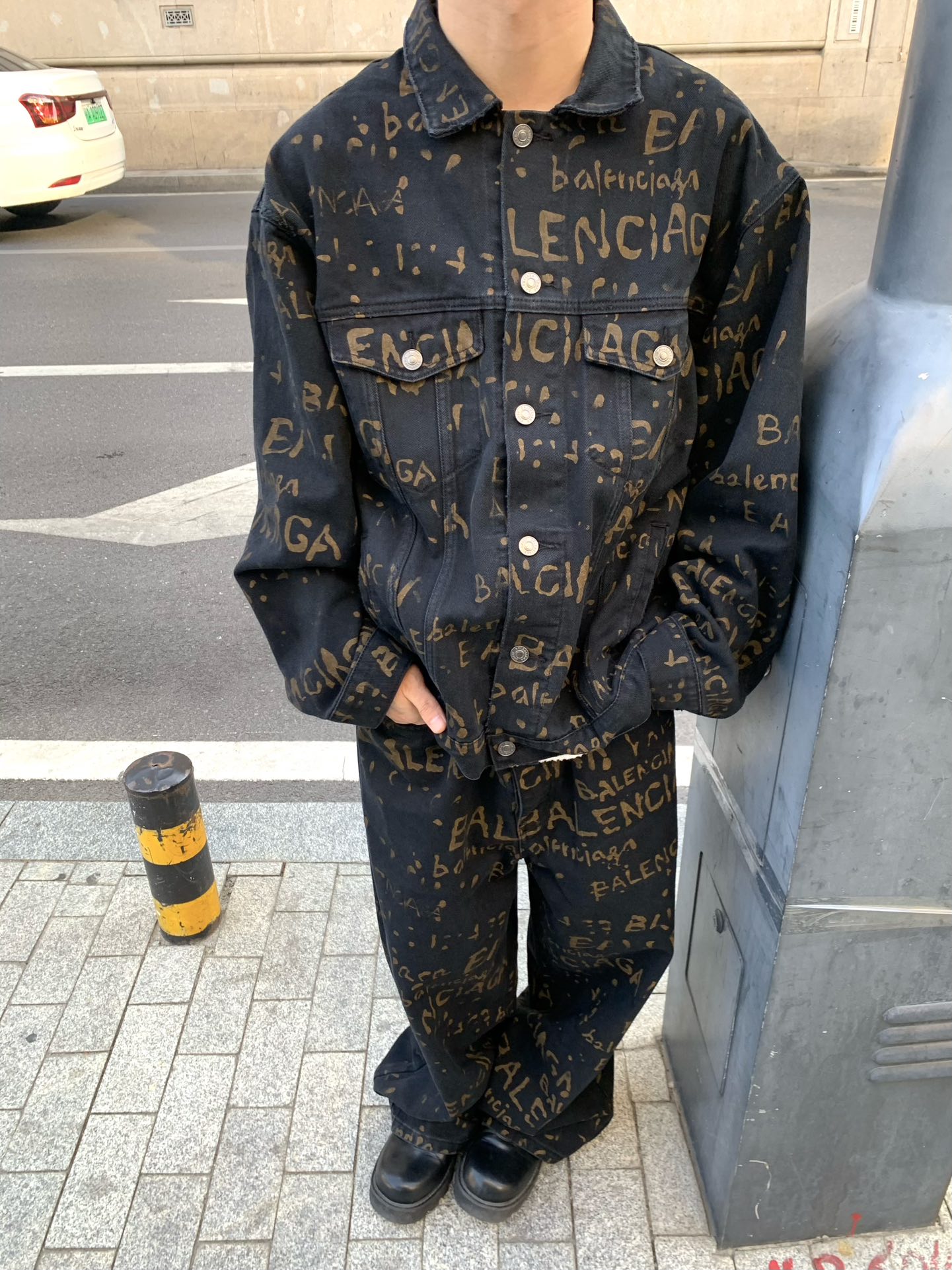 。Balenciaga 水洗满印外套
定制7*7双韵交辉织锦 质地细腻 舒适贴肤 饰以满印Bleachy