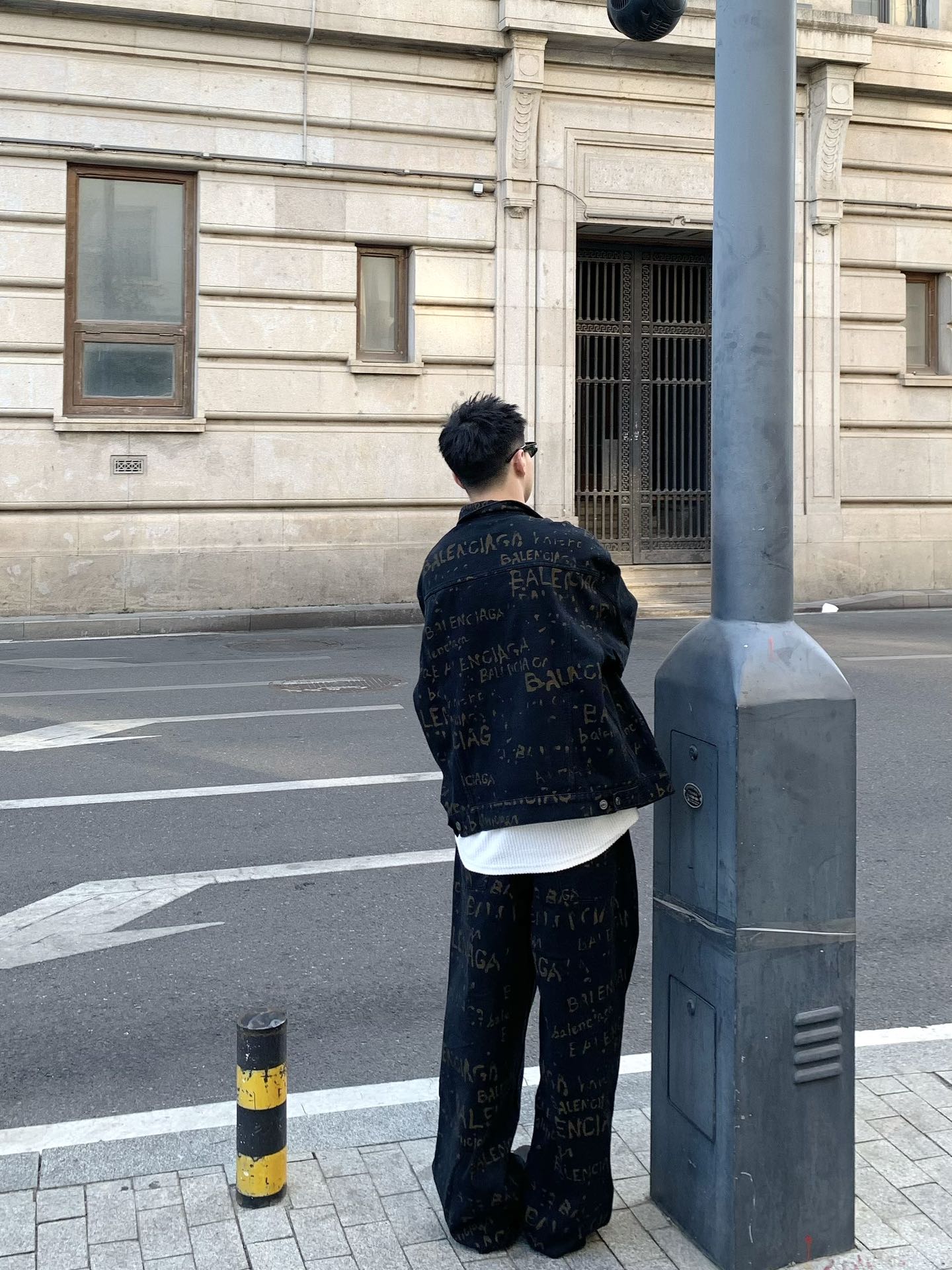 。Balenciaga 水洗满印外套
定制7*7双韵交辉织锦 质地细腻 舒适贴肤 饰以满印Bleachy