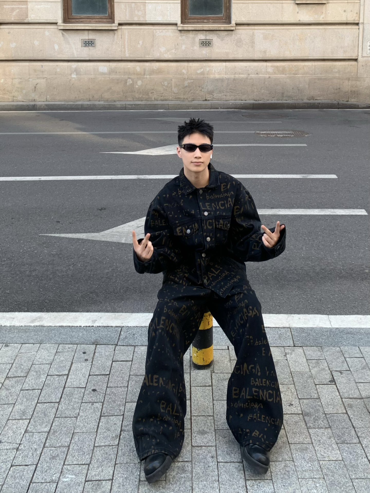 。Balenciaga 水洗满印外套
定制7*7双韵交辉织锦 质地细腻 舒适贴肤 饰以满印Bleachy