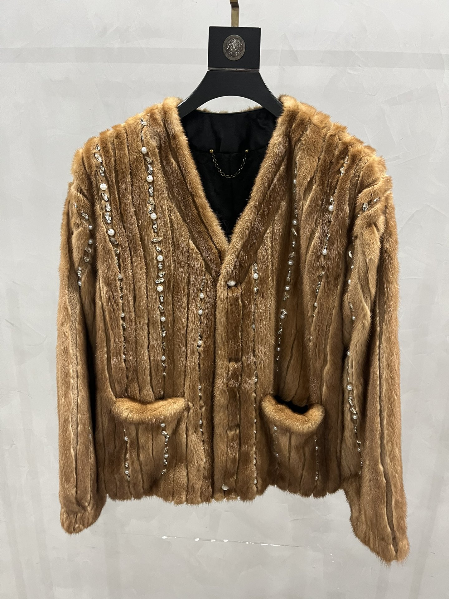 NO:637274,Imported mink jackets are popular on the catwalk, and baseball uniforms are repurchased. Good things imported from Italy are mink. You must get what you pay for. This belted jacket uses intarsia technology and is covered with hand-beaded diamonds to interpret the LV letter theme of the autumn and winter series. It also creates a topstitch effect on the front. Popular models for men and women are recommended. Size S---2XL code, Louis Vuitton-clothing, louis vuitton, louis vuitton, jackets & coats, jackets  & coats,alexander wang19860909进口貂皮外套 走秀款爆款 ,棒球服翻单意大利进口母貂好东西一定是一分钱一分货、本款束腰夹克采用嵌花工艺满身手工钉珠钻的时尚话语,解读 秋冬系列的 LV 字母主题.并为正面塑造明线效果,男女同款爆款推荐. 码数S---2XL编码,路易威登-服装,louis vuitton,louis vuitton,jackets & coats,jackets & coats,alexander wang,Women's clothing
