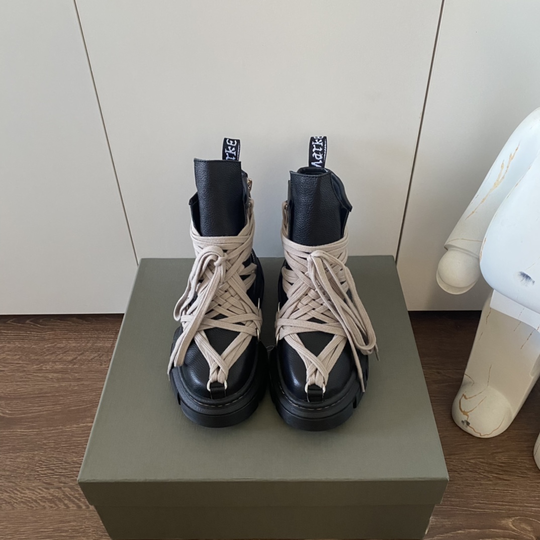 NO:236528,Rickowens Owens xdr.martens co-branded strap thick-soled heightened Martin boots. The all-black look is really handsome and high-end. This pair of rickowens Martin boots are really super good-looking. If you can buy it, you will make a profit. A perfect height-enhancing tool. Size 35-42 for women (40.41.42 for custom-made no return or exchange) for men 40-46 for 45.46 for custom-made no return or exchange), casual shoes/sports shoes, boots, sneakers19860909Rickowens 欧文斯xdr.martens 联名款绑带厚底增高马丁靴 全黑look暗黑系是真的又帅又高级 这双 rick owens 的马丁靴真的超级好看,能买到就是赚到 妥妥的增高神器 码数女35-42(40.41.42定做不退換)  男40-46(45.46定做不退換),休闲鞋/运动鞋,boots,sneakers,Women's Shoes