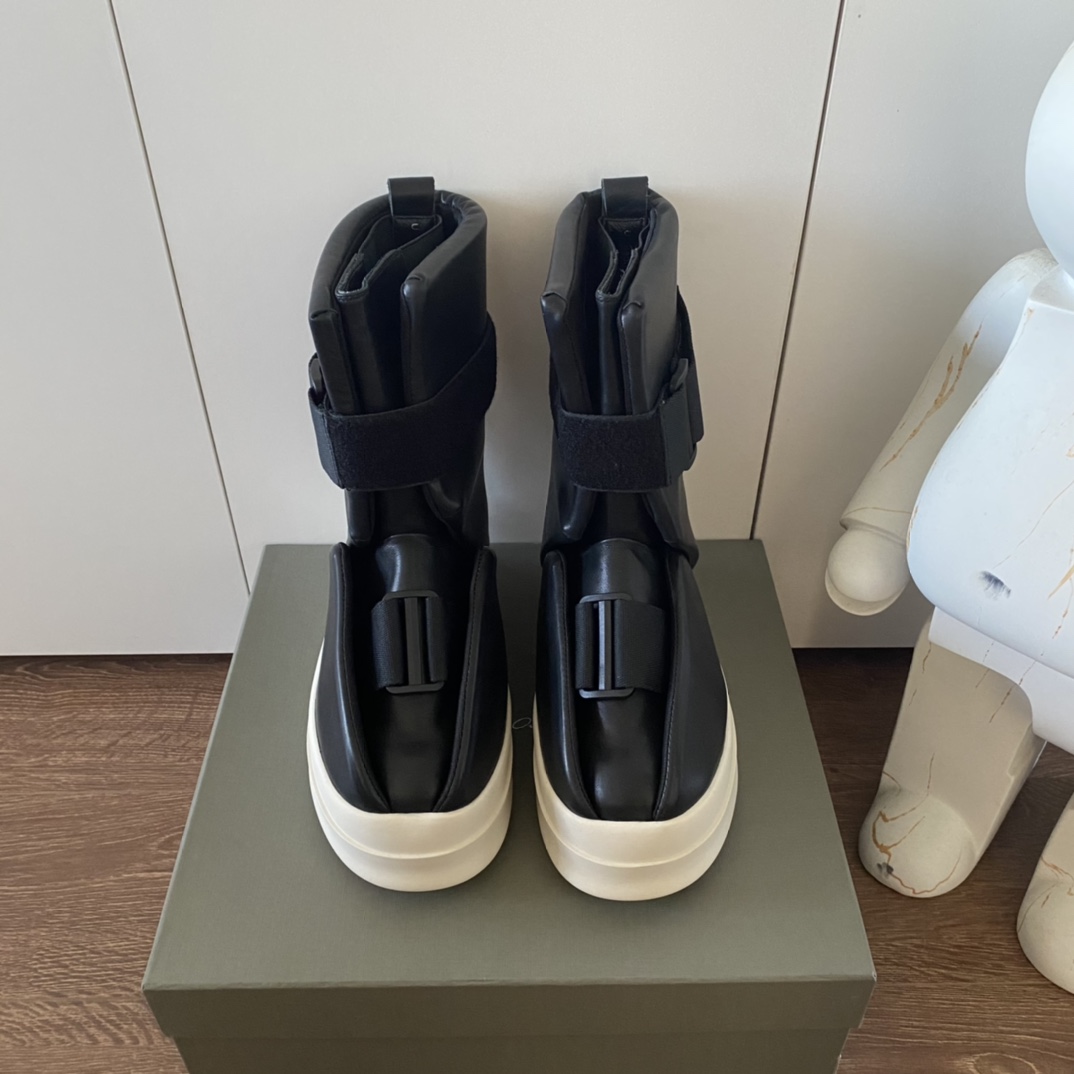 NO:236522,Couple model Rick Ownes New vans shoes, this infringing Vans series is really cool! No matter how you wear the invincible combination, you will look good, no matter how you wear it, no matter how you look, no matter how you wear it, no matter how you look. It's a perfect God of War shoes! The original customization details are very finely processed. All leather materials are imported, handmade stitching, original private molded milk-scented bottom! ! Size: Male 40-46 (Male 45.46 customized without return), casual shoes/sports shoes, sneakers, cowhide19860909情侣款 Rick Ownes 瑞克·欧文斯新款vans板鞋,这款火到不行的侵权Vans系列真的太帅了！无敌搭配怎么穿都好看 完全不分穿搭不分人 妥妥的战神之鞋！原版定制细节处理很精细 皮料全部进口牛皮 手工缝线 原版私模奶香大底！！ 码数:男40-46 (男45.46定做不退換),休闲鞋/运动鞋,sneakers,cowhide,Women's Shoes