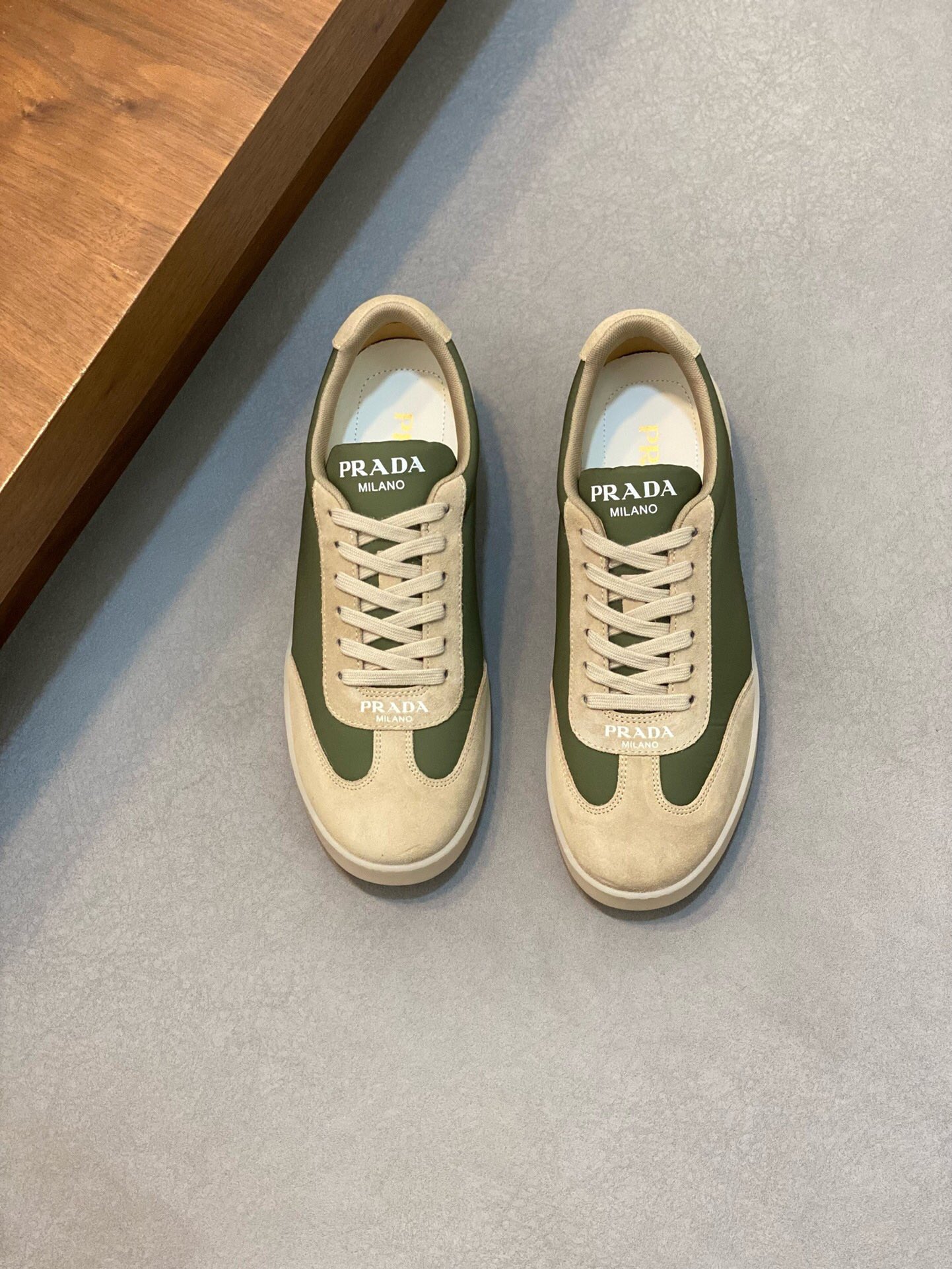 NO:219567,Brand PRADA color original color matching code number 39-44 standard code price Material Prada new product original single-stock low-top casual shoes!  The upper is made of cowhide with cloth Prada logo mesh cloth inner lining. The original molded open sole of cowhide is made of high quality. Prada, prada, prada, cowhide19860909品牌PRADA 颜色原版配色 码数39-44标准码 价格 材质普拉达新品原单货低帮 休闲鞋！鞋面采用牛皮配布普拉达标识网布内里 牛皮垫脚原版开模大底、高品质值得拥有,普拉达,prada,prada,cowhide,Men's shoes