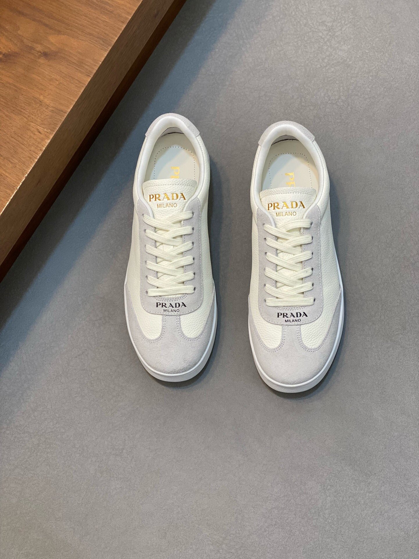 NO:219572,Brand PRADA color original color matching code number 39-44 standard code price Material Prada new product original single-stock low-top casual shoes!  The upper is made of cowhide with Prada logo mesh cloth lining. The original molded sole of cowhide is opened, high quality is worth owning. Prada, prada, prada, cowhide19860909品牌PRADA 颜色原版配色 码数39-44标准码 价格 材质普拉达新品原单货低帮 休闲鞋！鞋面采用牛皮搭配普拉达标识网布内里 牛皮垫脚原版开模大底、高品质值得拥有,普拉达,prada,prada,cowhide,Men's shoes